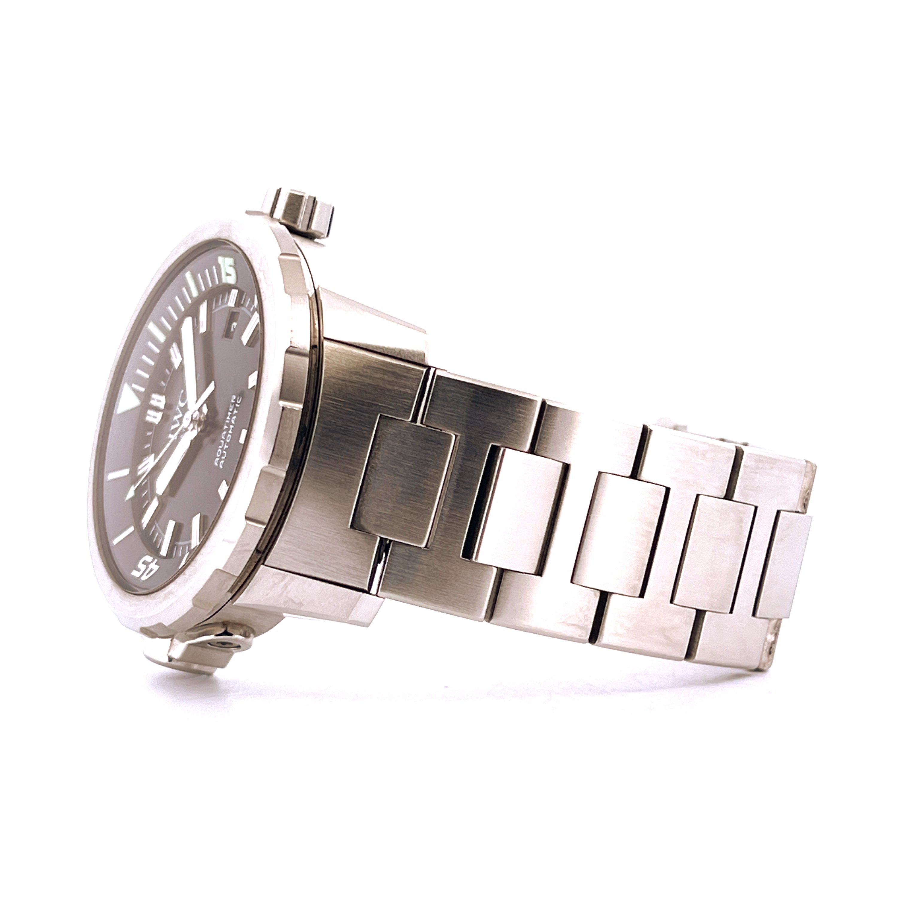 IWC Aquatimer Automatic aus Edelstahl mit schwarzem Zifferblatt in Seitenansicht auf weißem Hintergrund