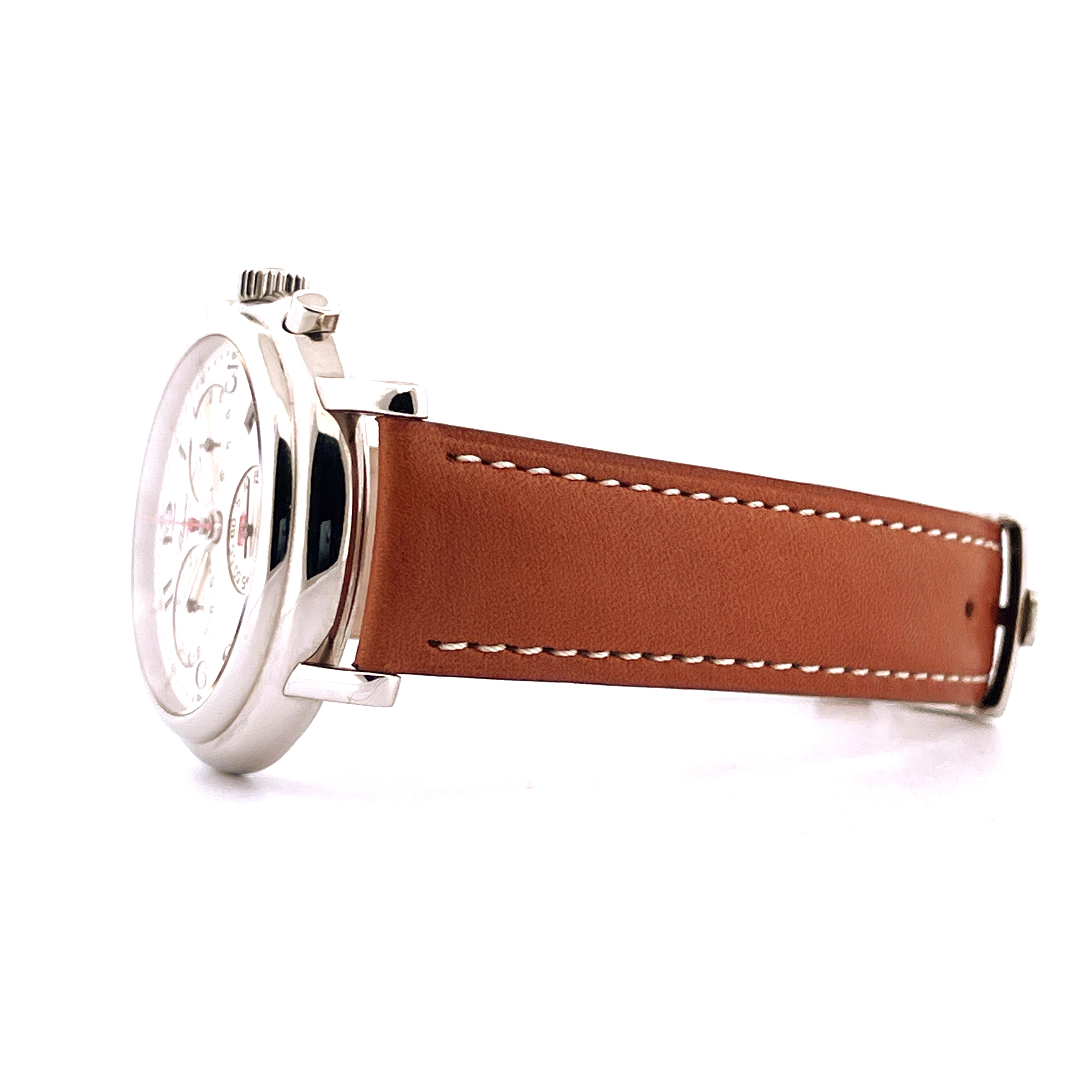Chopard Mille Miglia Quarz im Seitenprofil mit braunem Lederarmband auf weißem Hintergrund