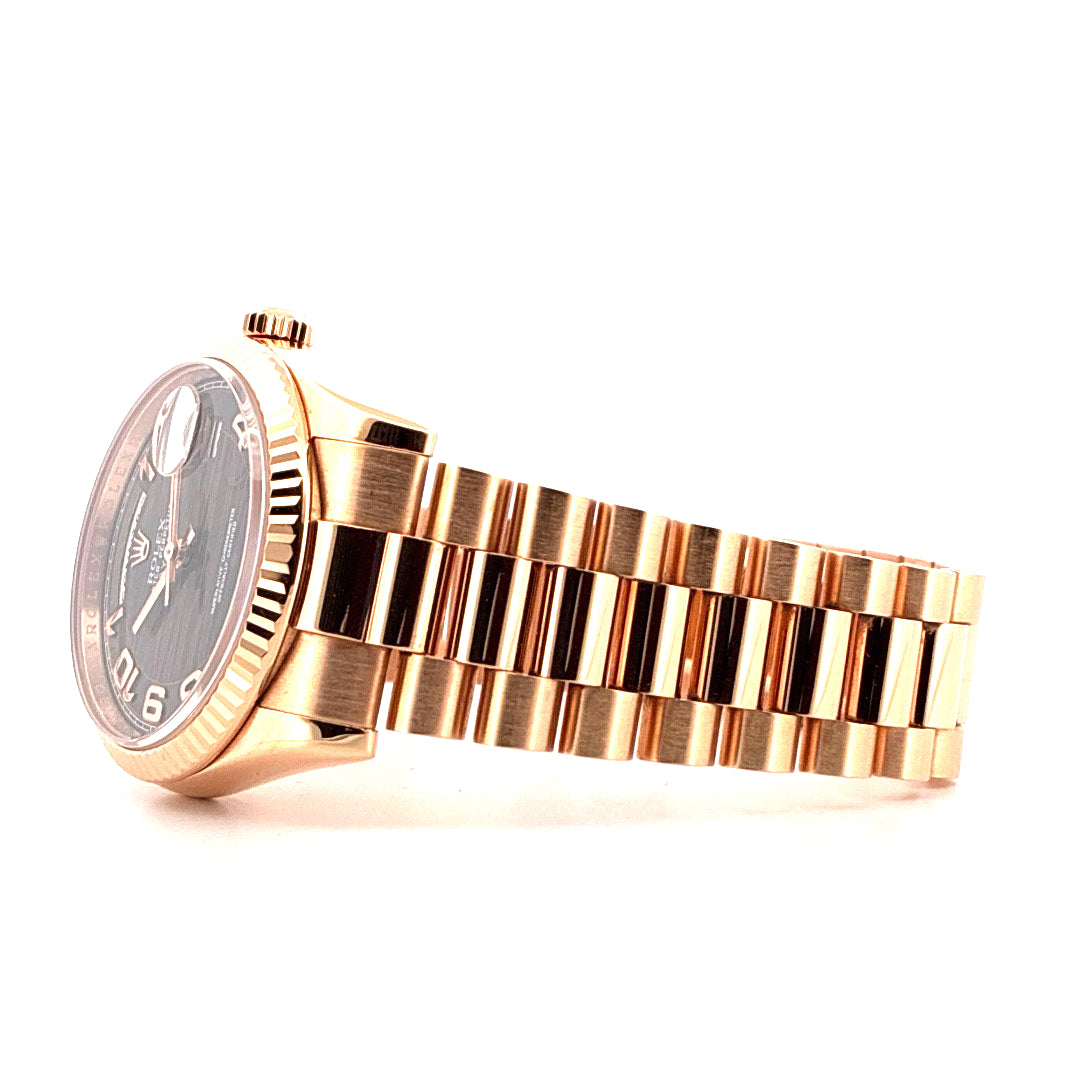 Rolex Day-Date 36 Everose mit Wave Dial, Roségold-Gehäuse und Armband auf weißem Hintergrund