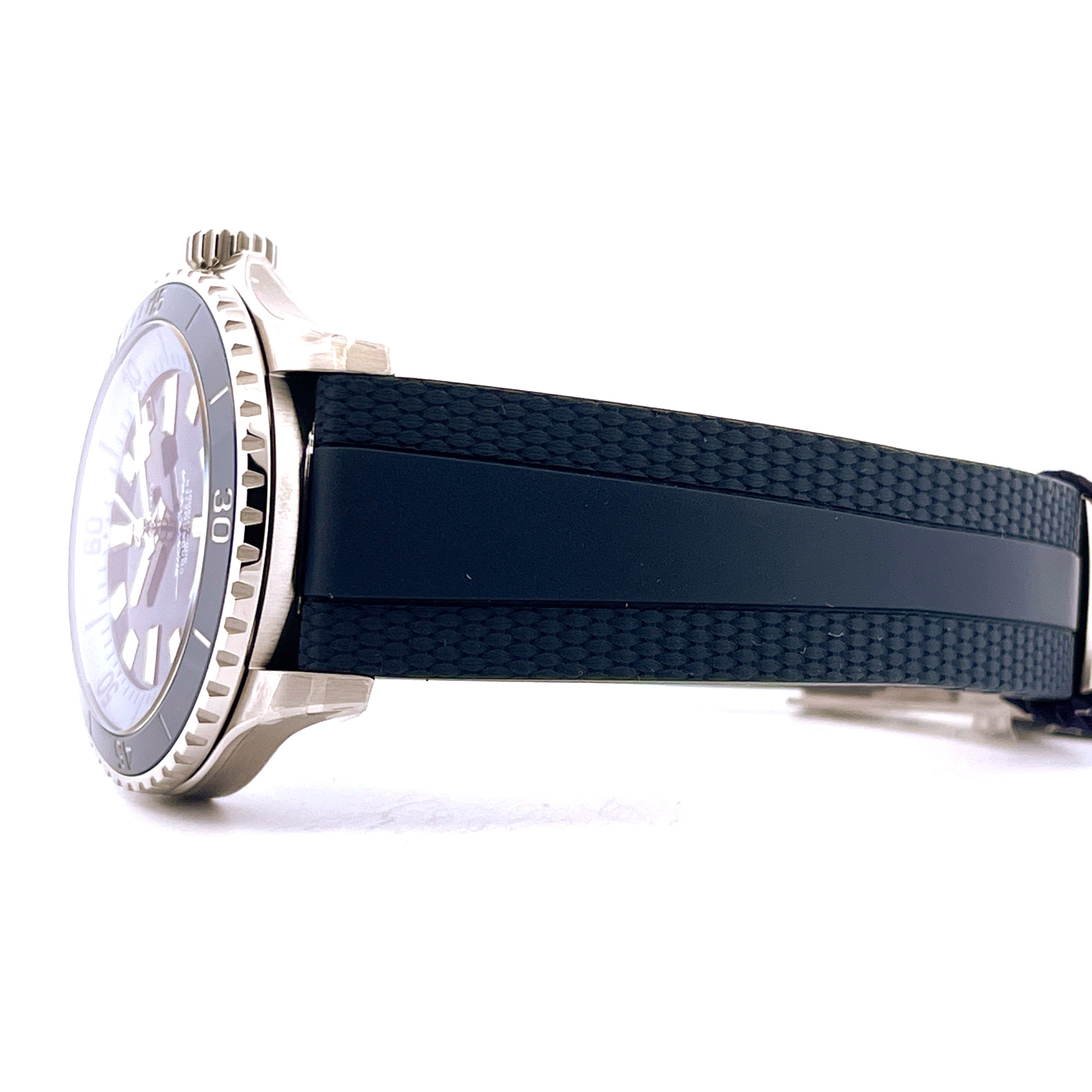 Seitenansicht der Breitling Superocean Automatic 42 Sylt Edition mit schwarzem Kautschukarmband auf weißem Hintergrund