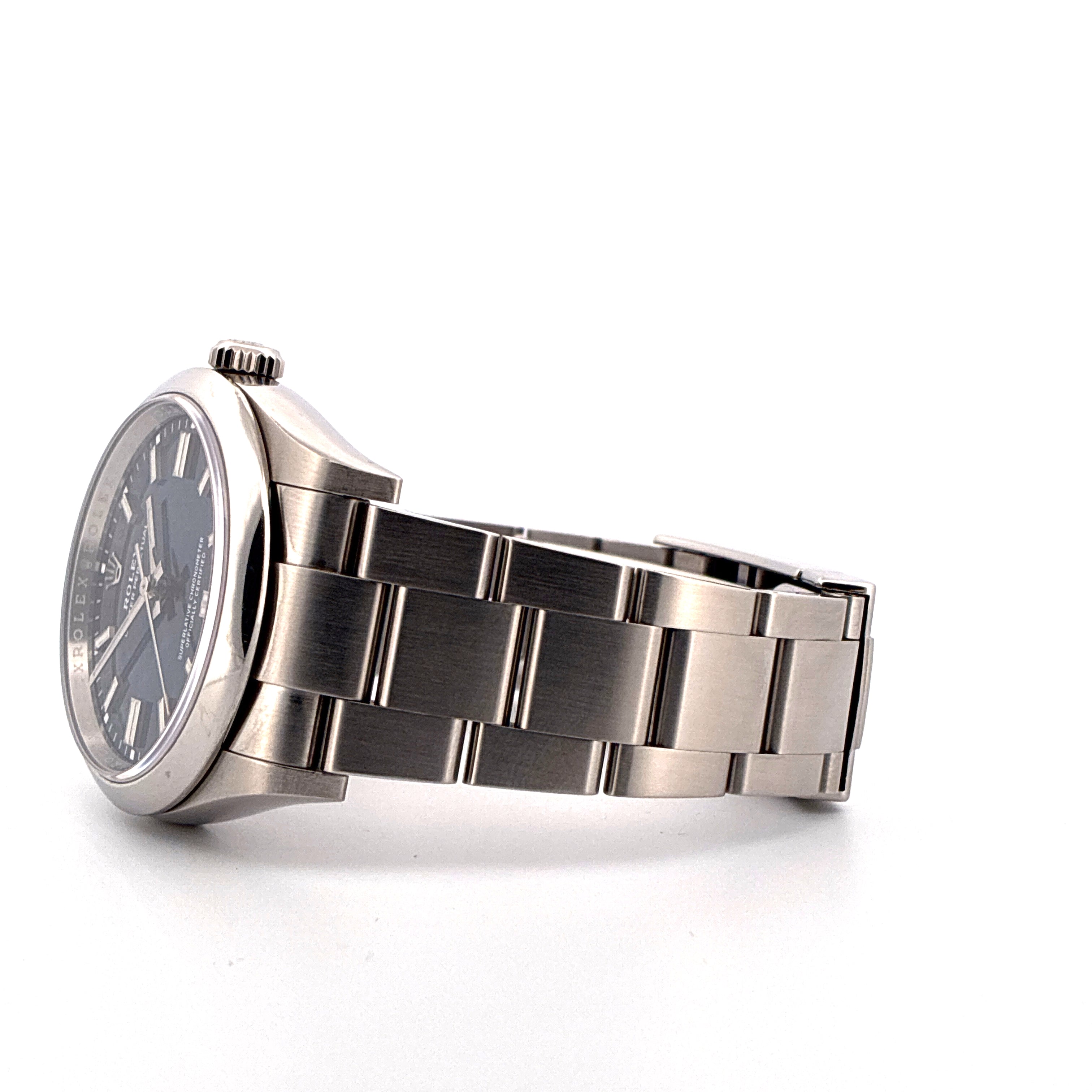 Rolex Oyster Perpetual 36 mit blauem Zifferblatt und Stahlarmband im Seitenprofil auf weißem Hintergrund