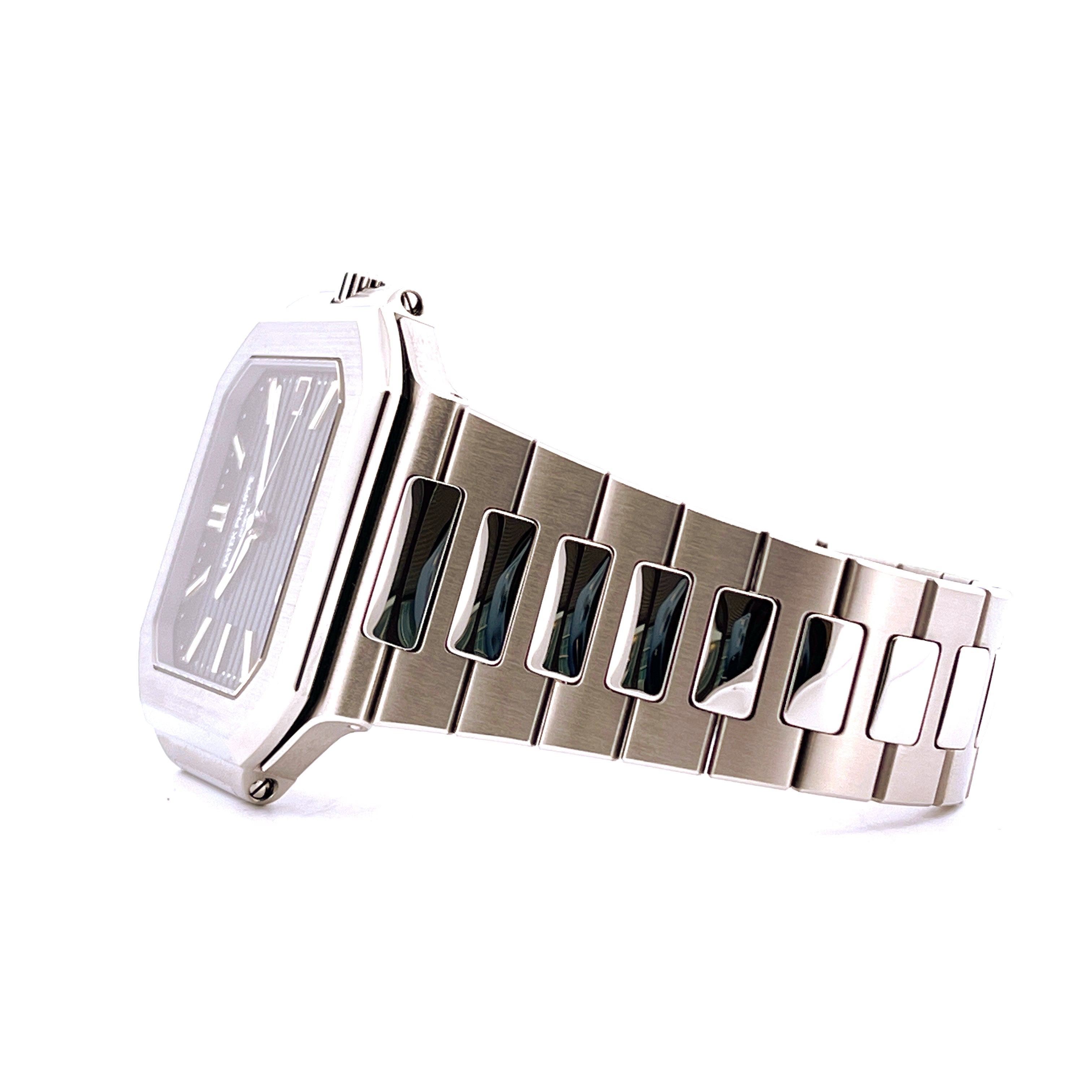 Patek Philippe Cubitus Steel mit grünem Zifferblatt in Seitenansicht auf weißem Hintergrund