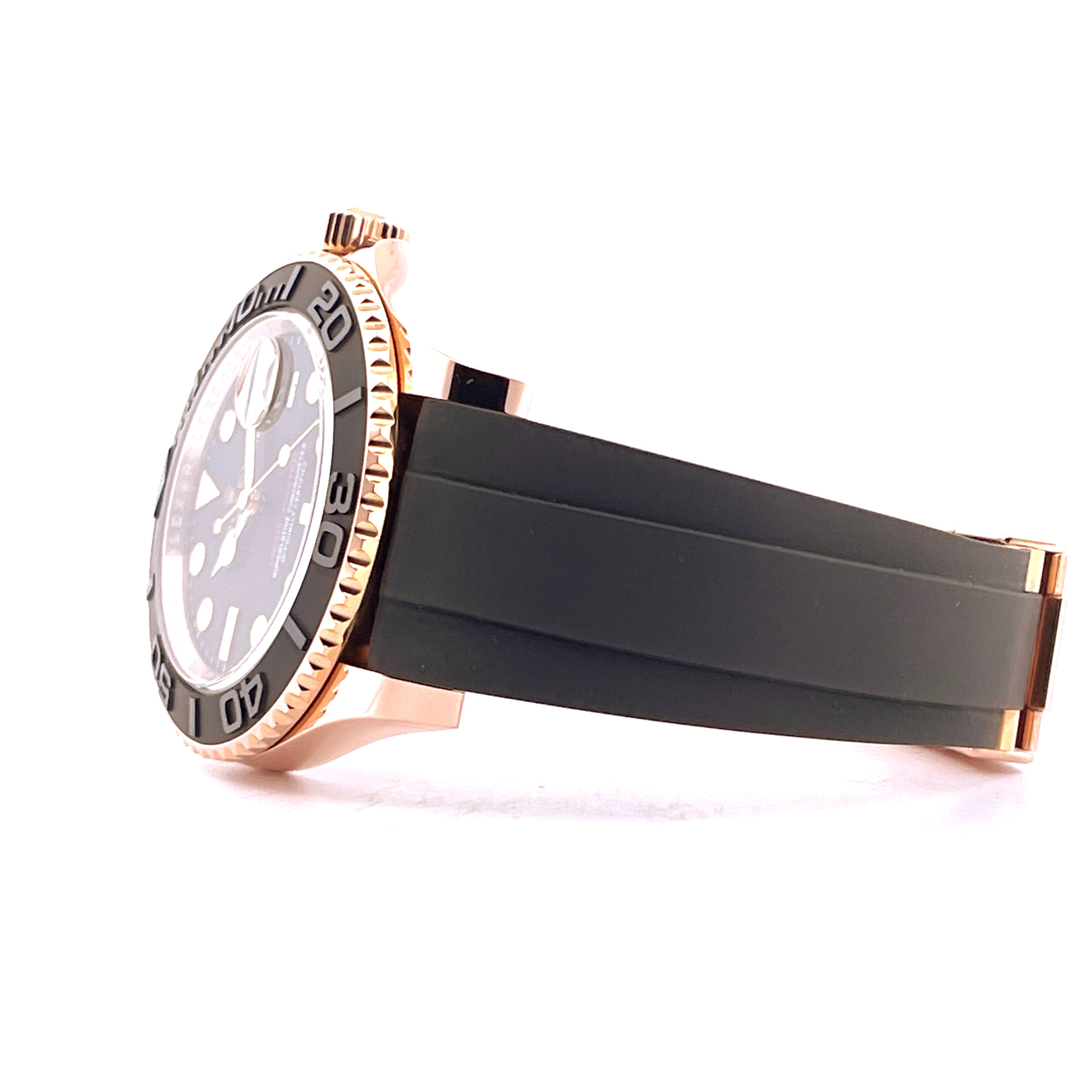 Rolex Yacht-Master 40 Ref. 116655 Roségold im Profil mit schwarzem Kautschukband