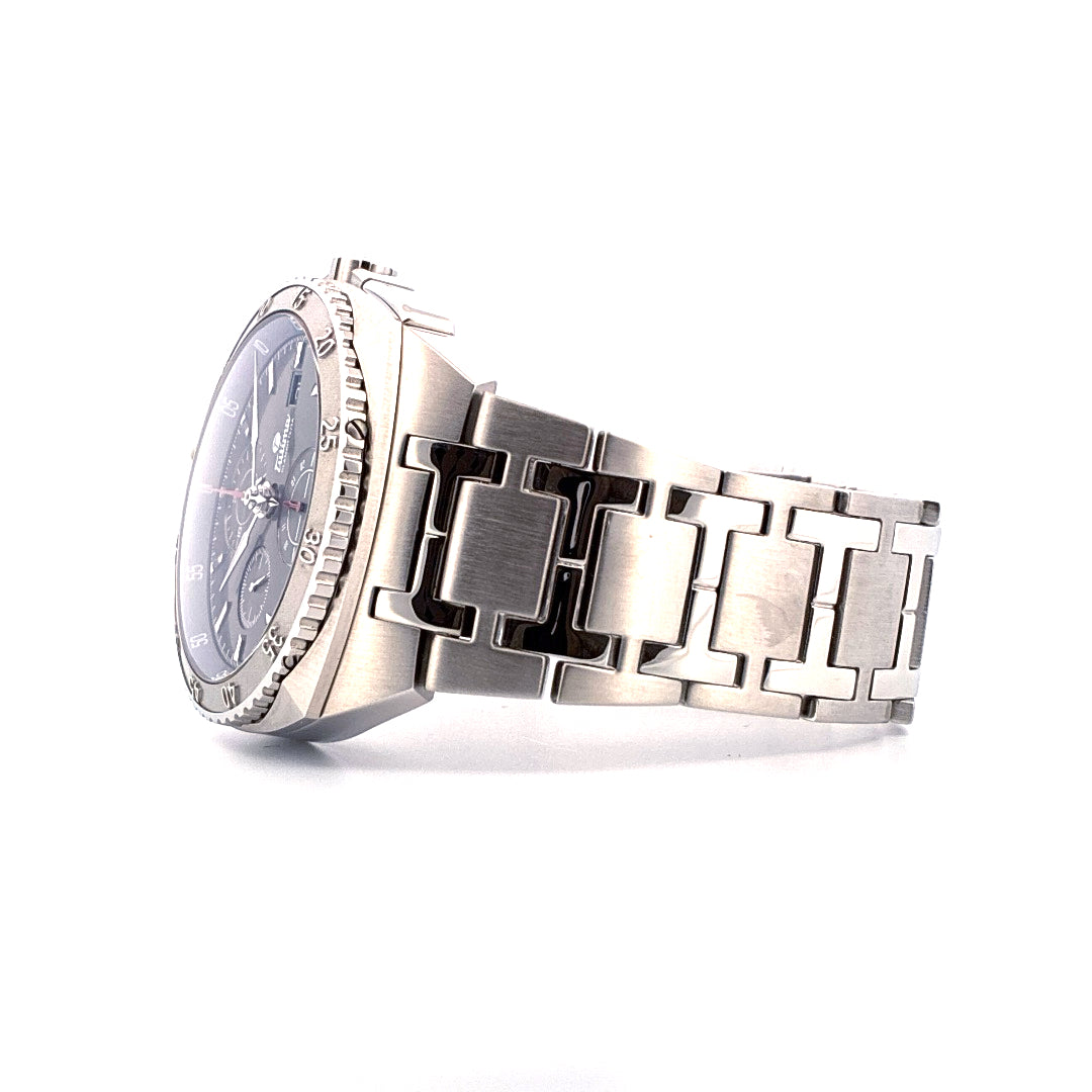 Tutima Saxon One Chronograph Automatik mit Edelstahlgehäuse und -armband auf weißem Hintergrund