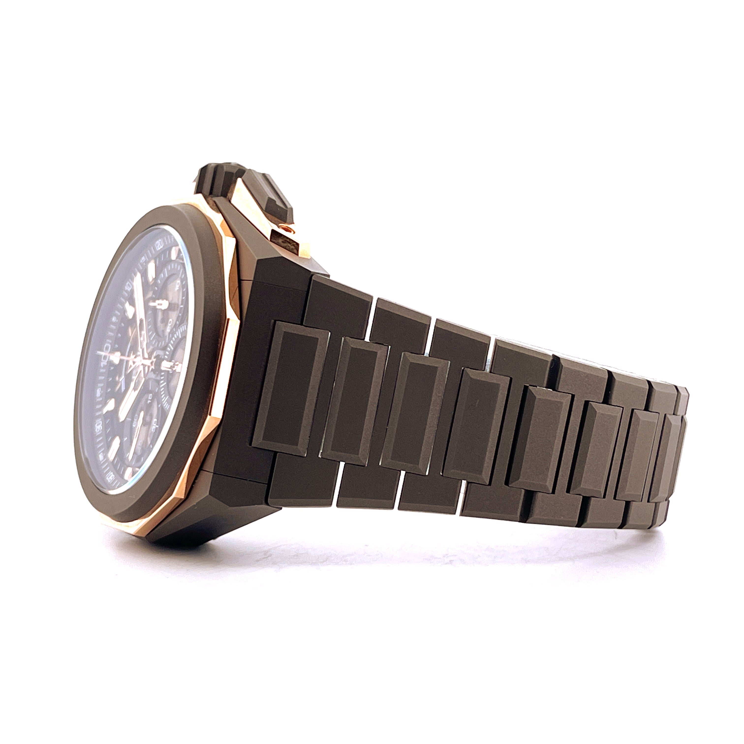 Seitenansicht einer Zenith Defy Extreme Titan Roségold Uhr mit einem dunklen Zifferblatt und einem Gliederarmband