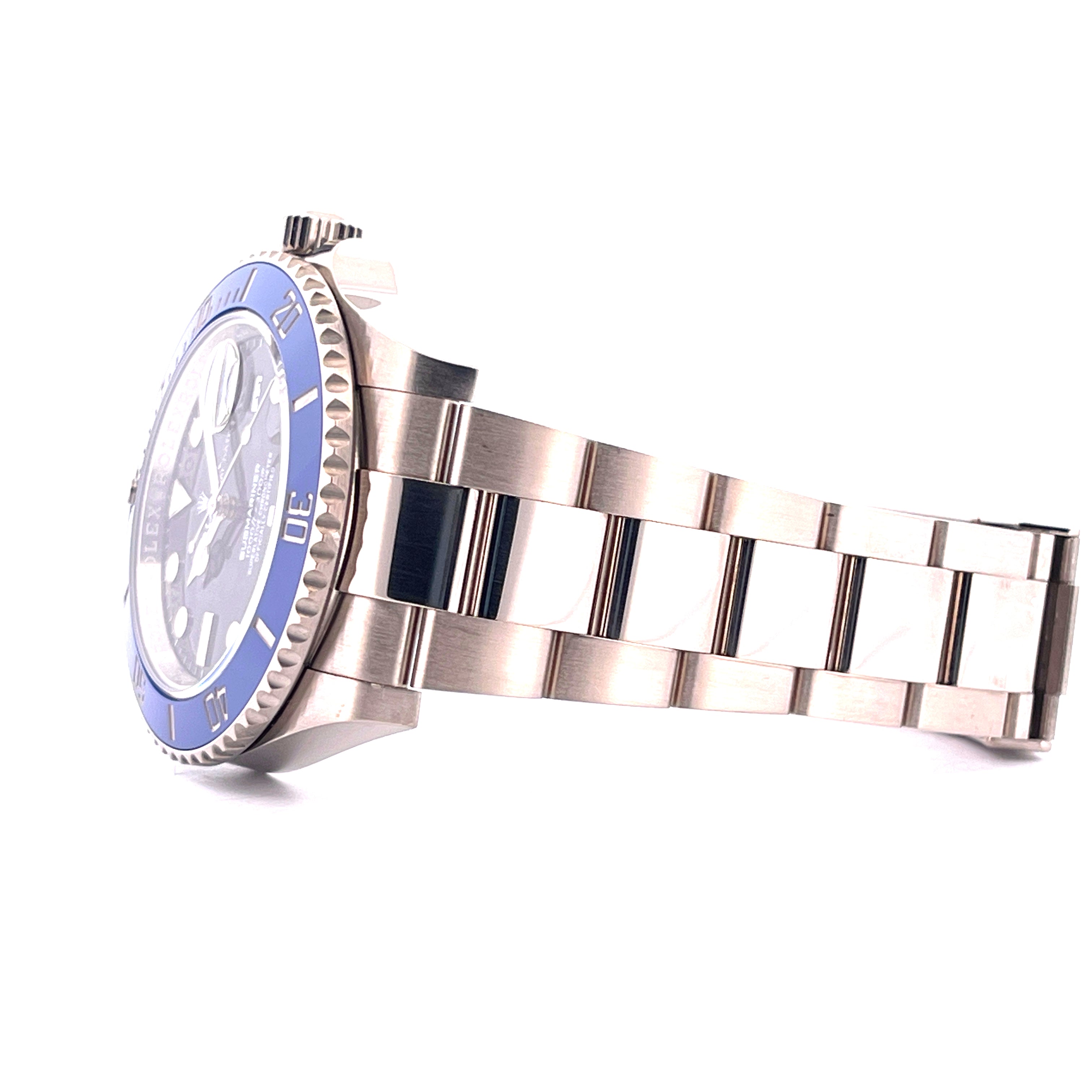 Rolex Submariner Date 126619LB aus Weißgold, Seitenansicht mit blauem Zifferblatt und Oyster-Armband auf weißem Hintergrund