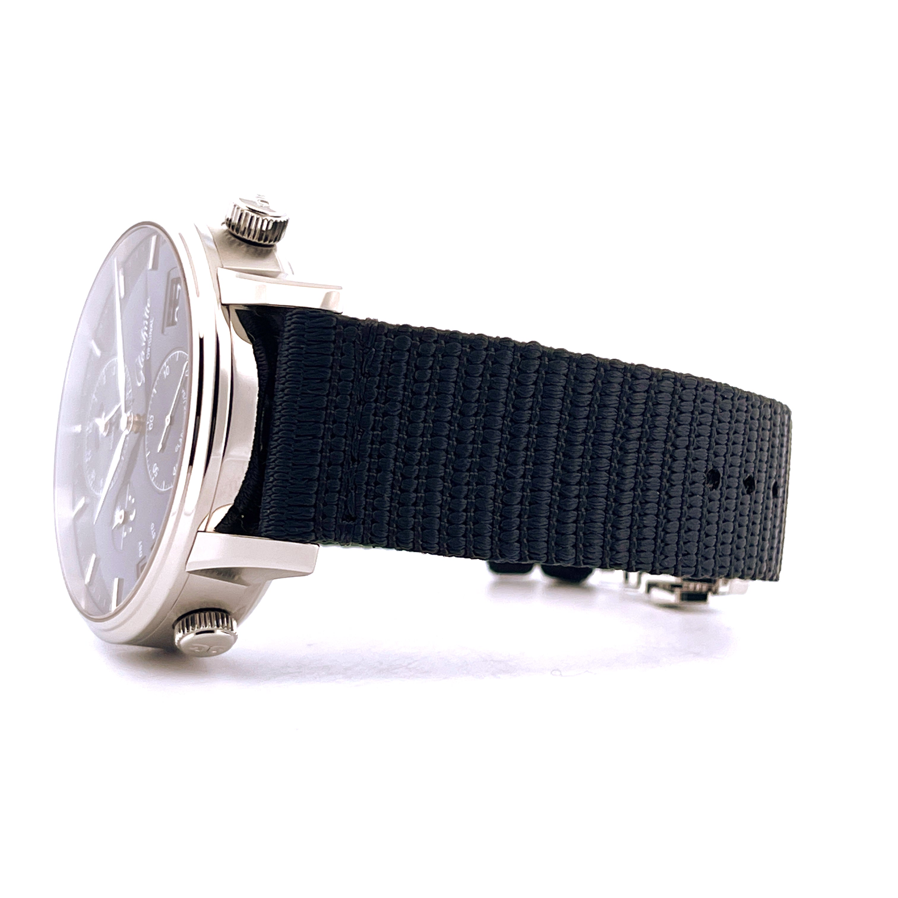 Glashütte Original Senator Cosmopolite 44 mm Edelstahluhr mit schwarzem Textilarmband in Seitenansicht
