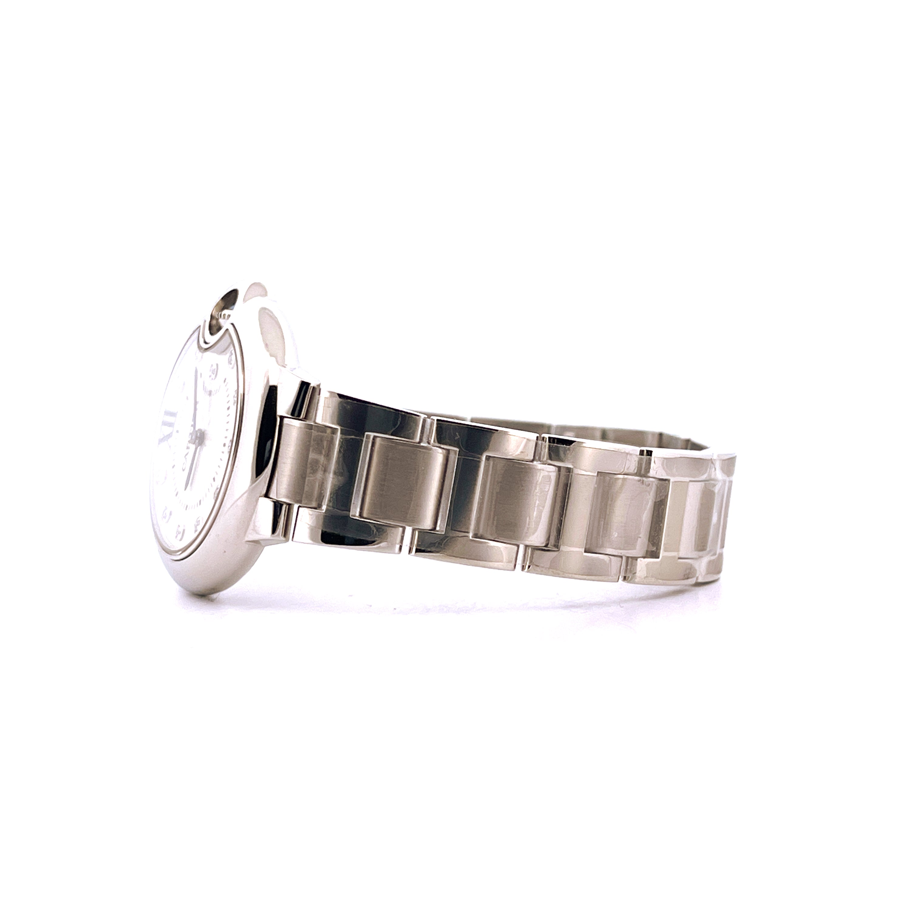 Seitenansicht einer Cartier Ballon Bleu 33mm Damenuhr aus Edelstahl mit silbernem Band auf weißem Hintergrund