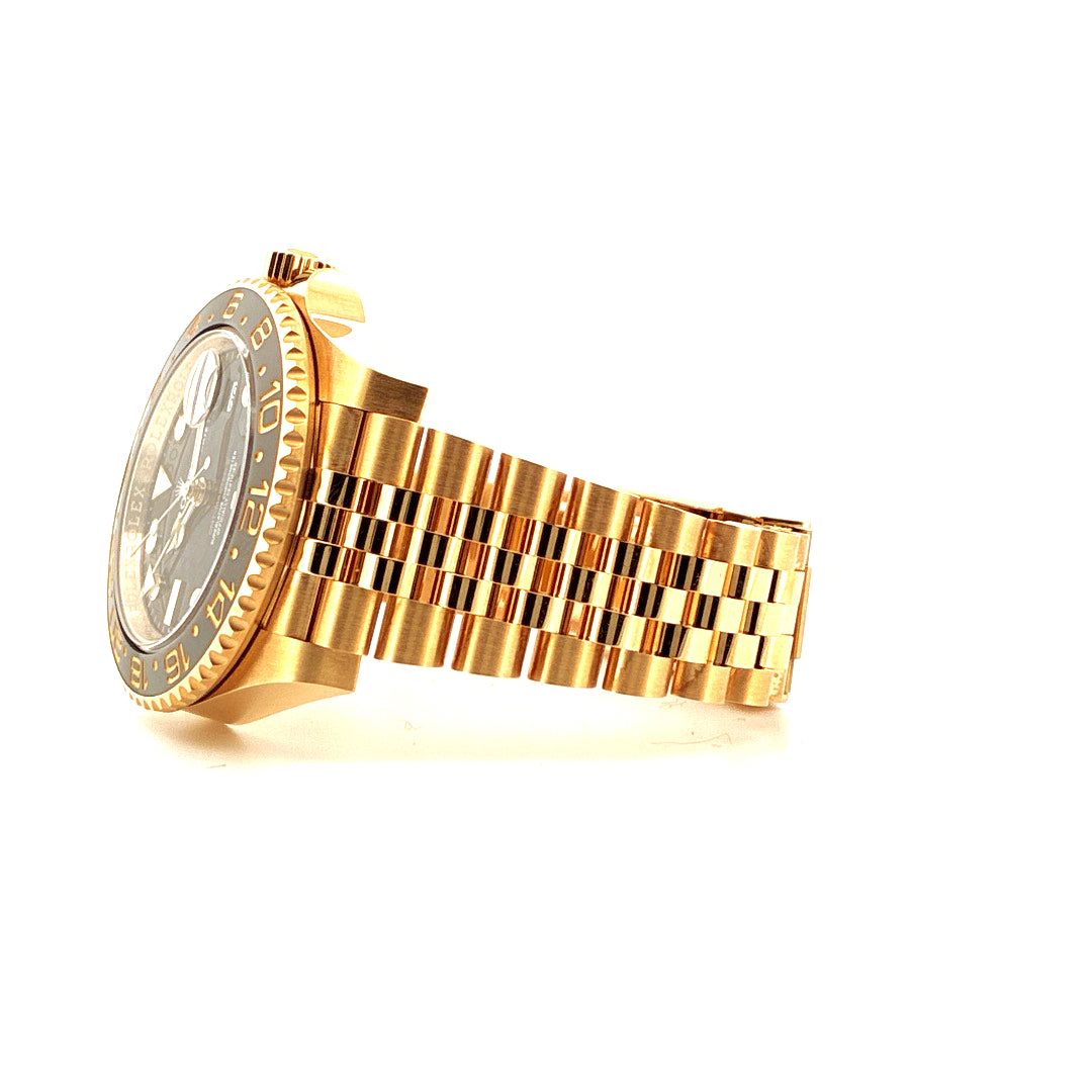 Seitenansicht einer Rolex GMT-Master II 126718GRNR aus Gelbgold mit Jubilé-Armband auf weißem Hintergrund