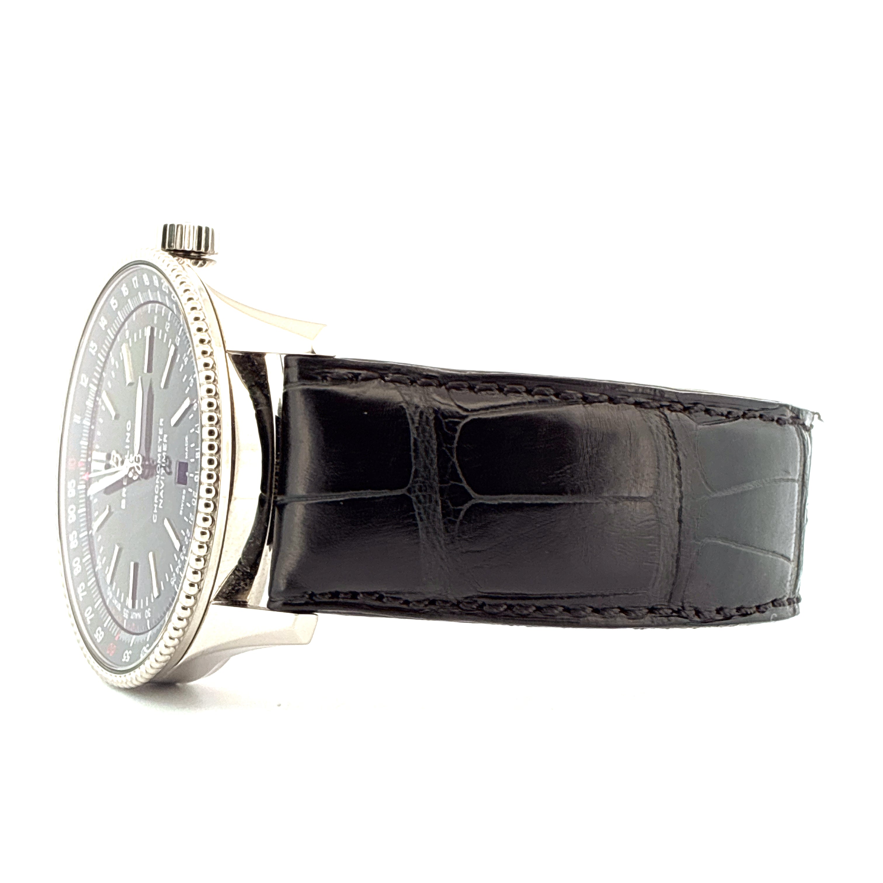 Breitling Navitimer Automatic 41 Seitenansicht mit schwarzem Krokodillederarmband auf weissem Hintergrund