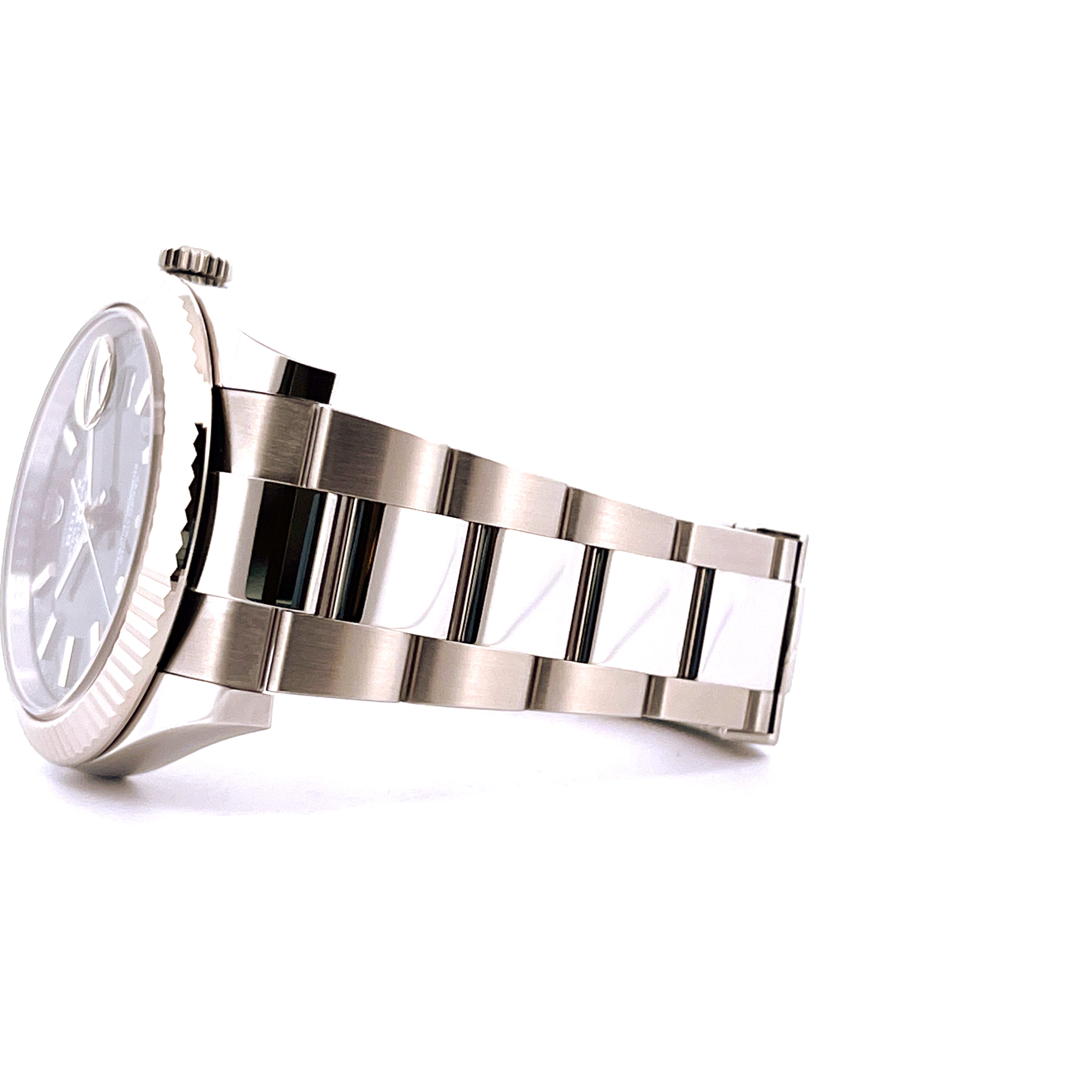 Rolex Datejust 41 126334 Stahl Automatik auf weißem Hintergrund mit Seitenansicht des Zifferblatts