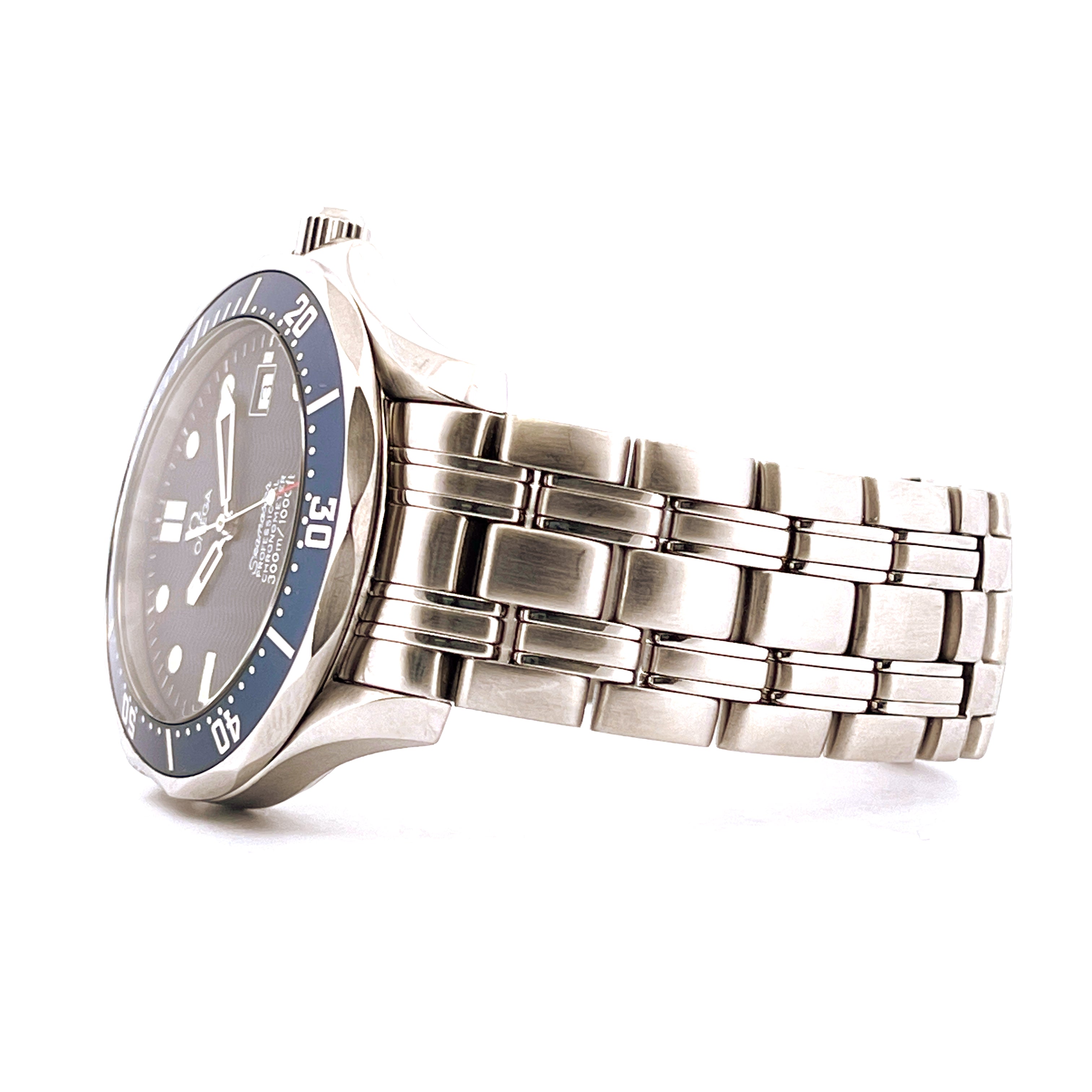 Omega Seamaster Diver 300 Professional von der Seite gesehen mit blauem Zifferblatt und Edelstahlarmband