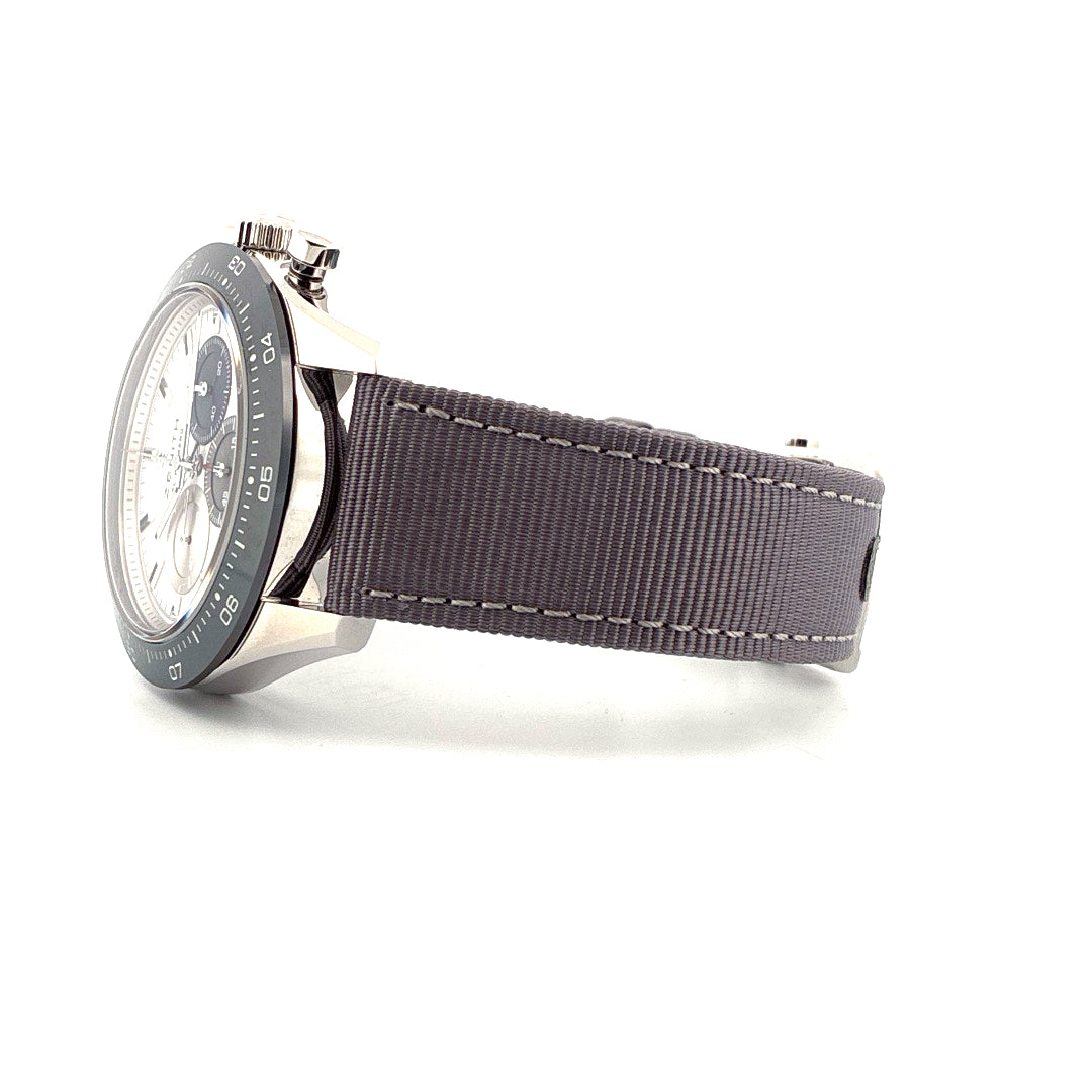 Zenith Chronomaster Sport Seitenansicht des Edelstahlgehäuses mit grauem Textilband