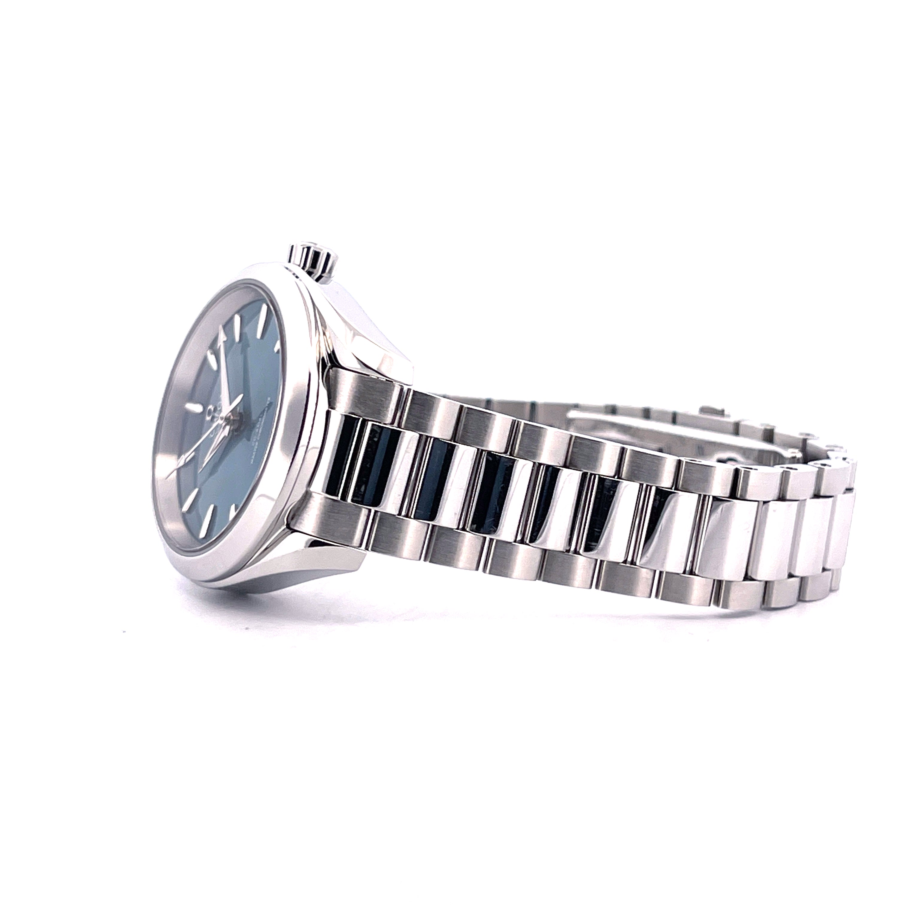 Omega Seamaster Aqua Terra 34 mm mit petrolfarbenem Zifferblatt und Edelstahlarmband im Profil auf weißem Hintergrund