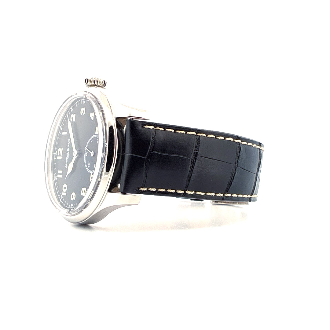 Montblanc Small Second 1858 von der Seite mit schwarzem Krokodillederband und weißen Nähten