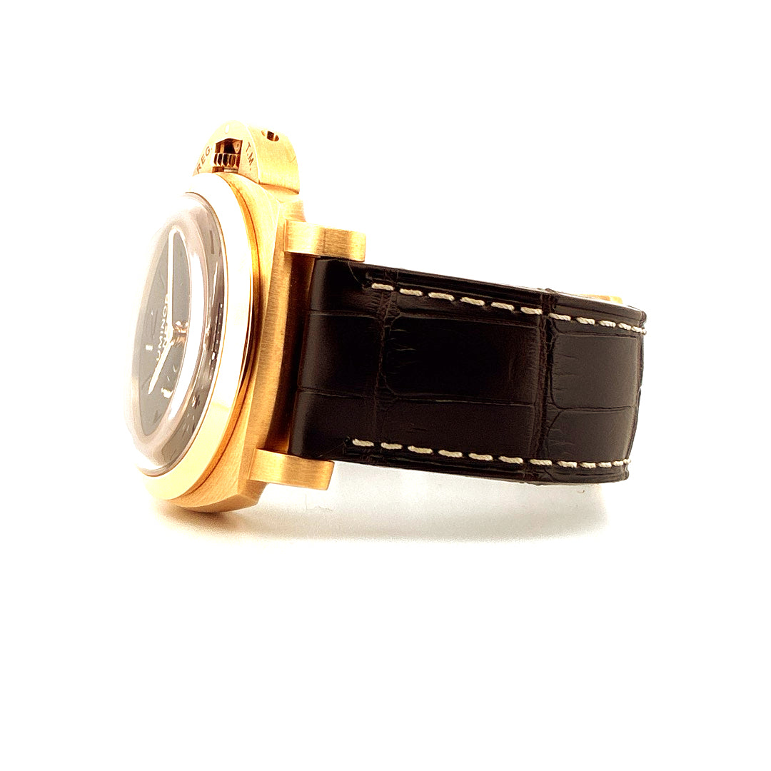 Panerai Luminor 1950 8 Days GMT PAM 289 im Seitenprofil, Roségoldgehäuse mit braunem Krokodillederarmband