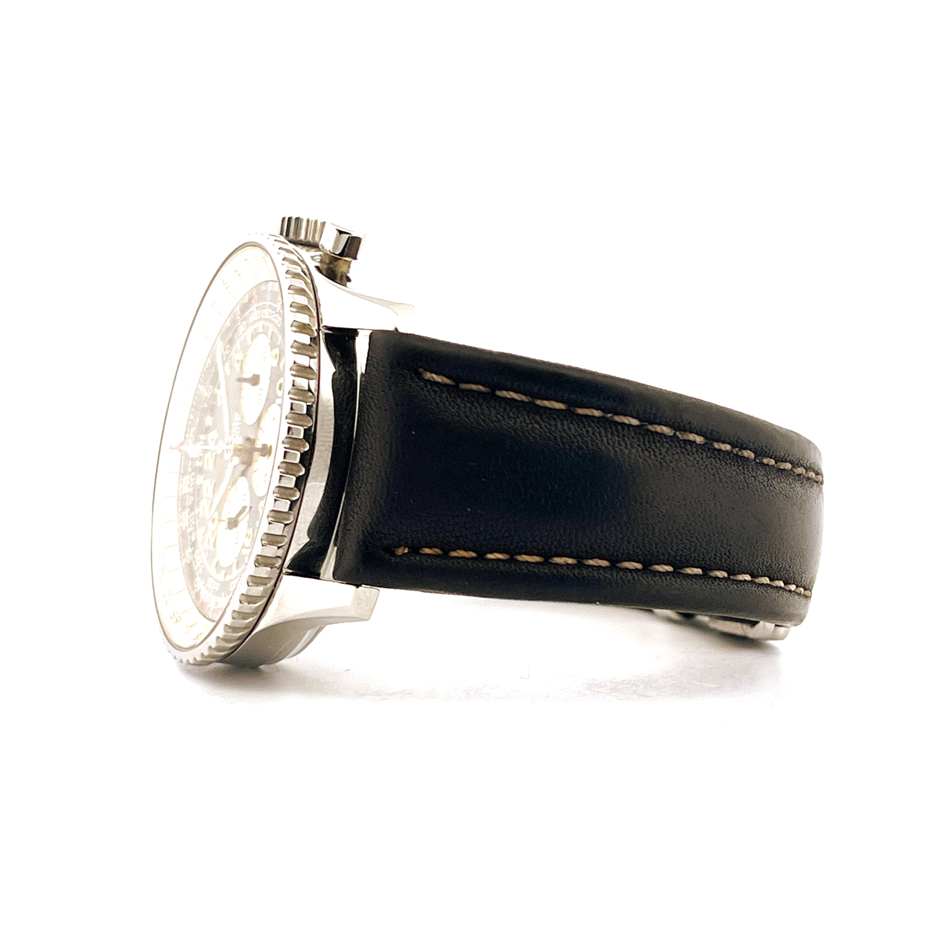Breitling Navitimer Cosmonaute A12023, Seitenansicht einer Uhr mit schwarzem Lederarmband