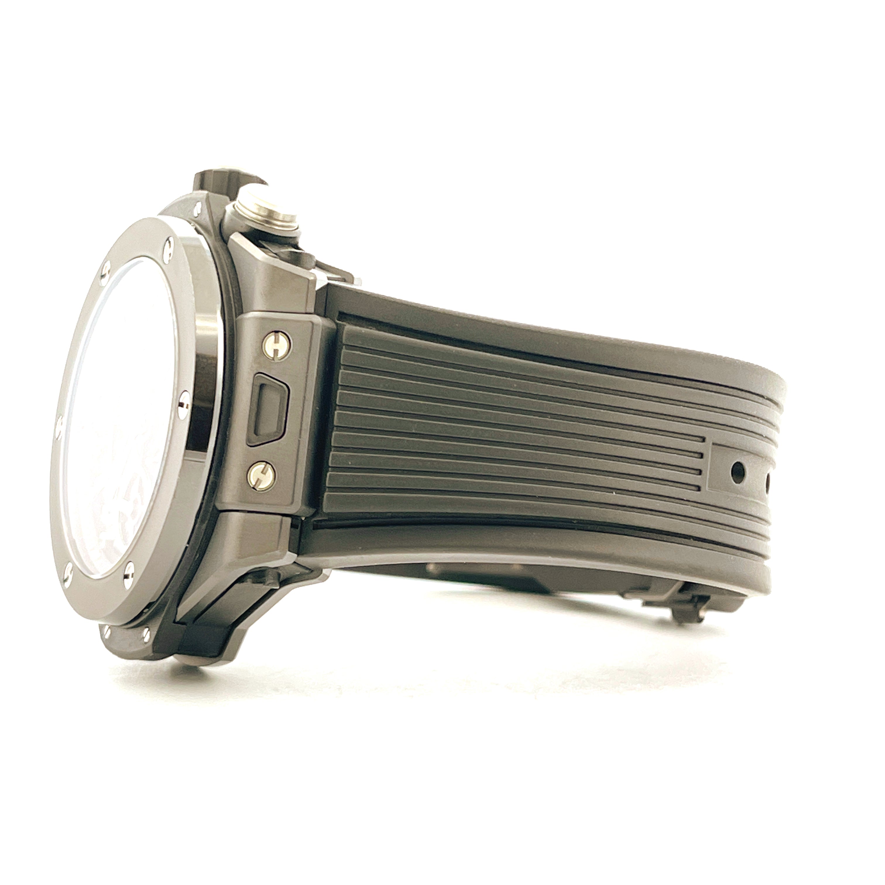 Seitenansicht einer schwarzen Keramik-Hublot Big Bang Unico Uhr mit Kautschukband auf weißem Hintergrund