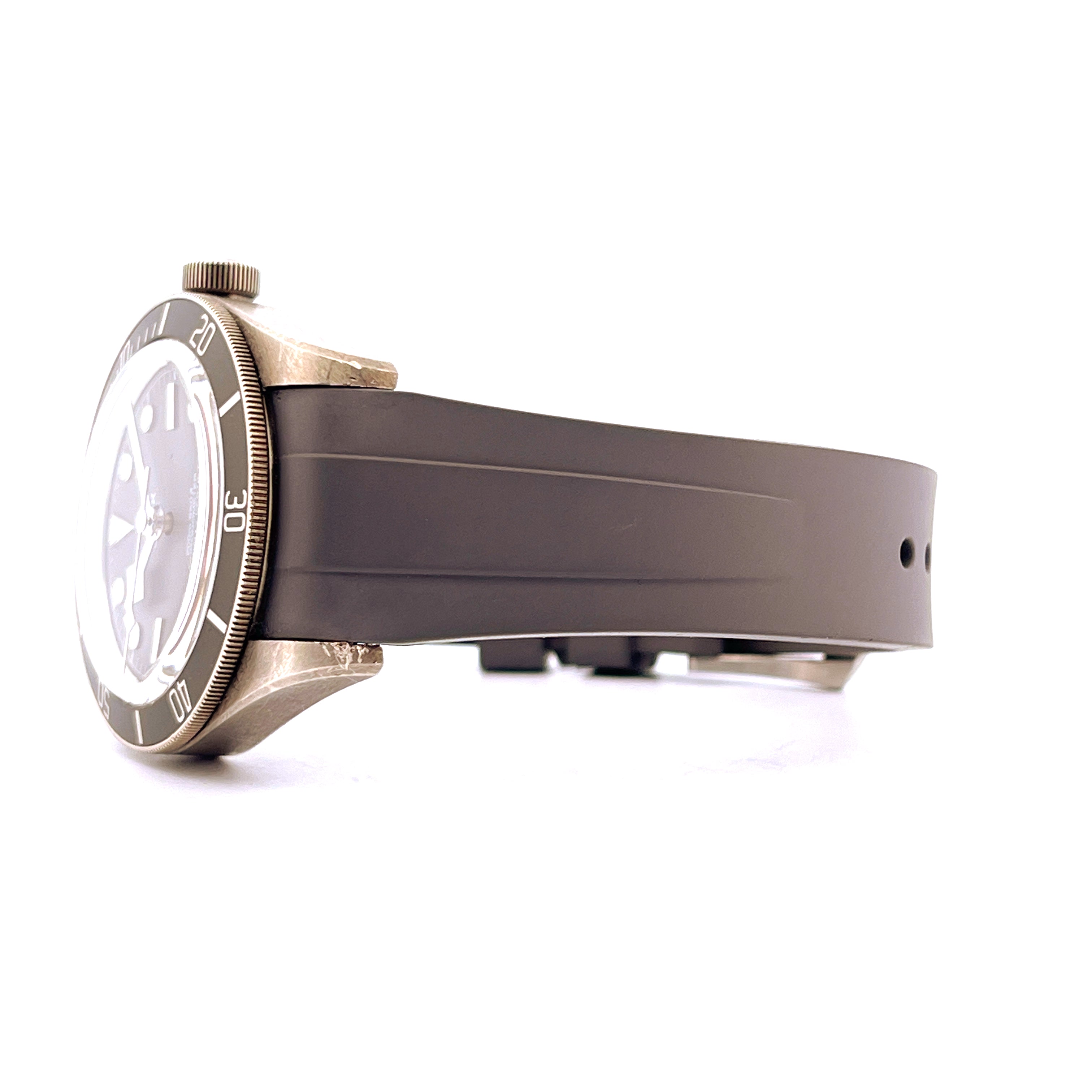 Tudor Black Bay Fifty-Eight Silver Seitenansicht eines gebrauchten gut erhaltenen silbernen Gehäuses mit schwarzem Zifferb…