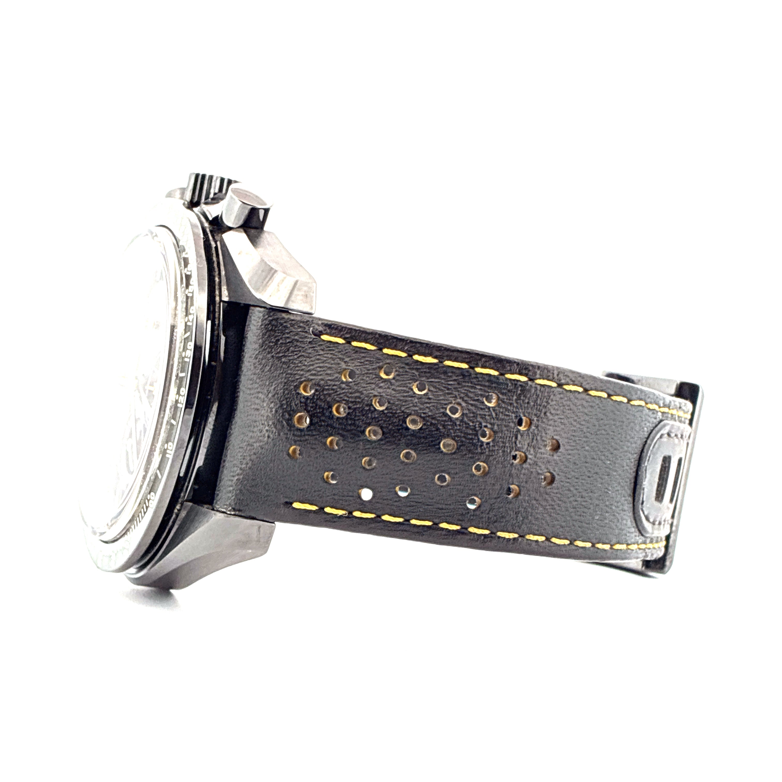 Seitenansicht einer Omega Speedmaster Apollo 8 Keramikuhr mit schwarzem Lederarmband mit gelben Nähten und perforiertem Design