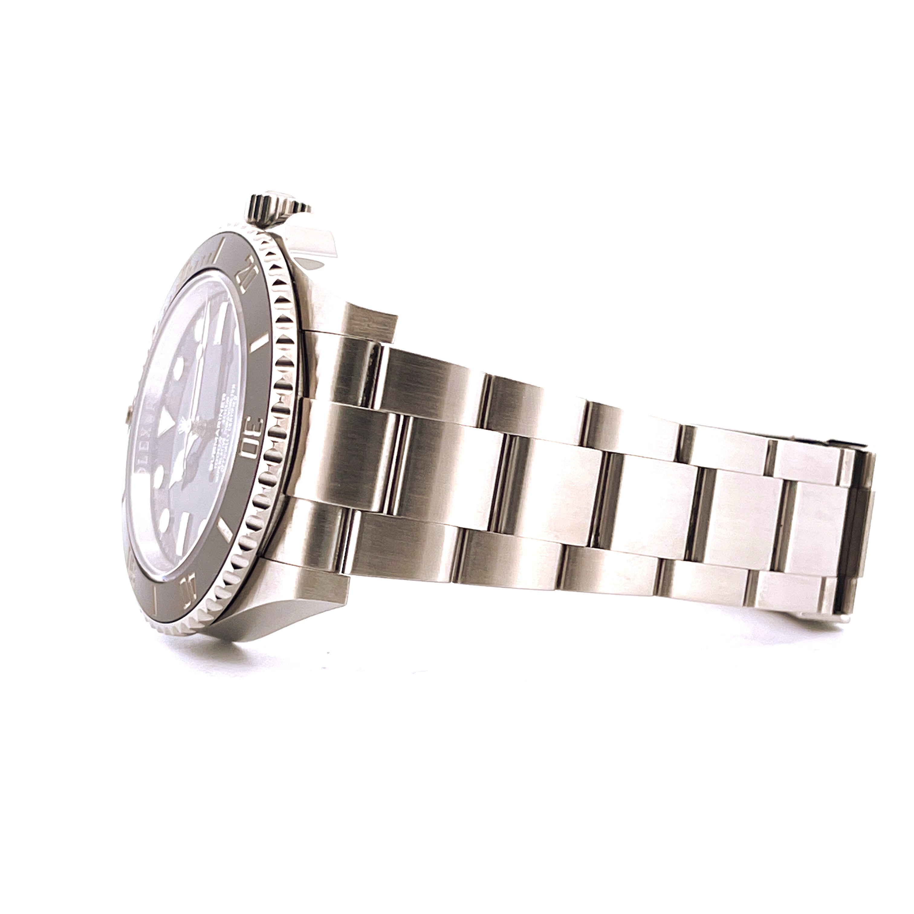 Seitenansicht einer gebrauchten Rolex Submariner No Date (2021) aus Edelstahl auf weißem Hintergrund