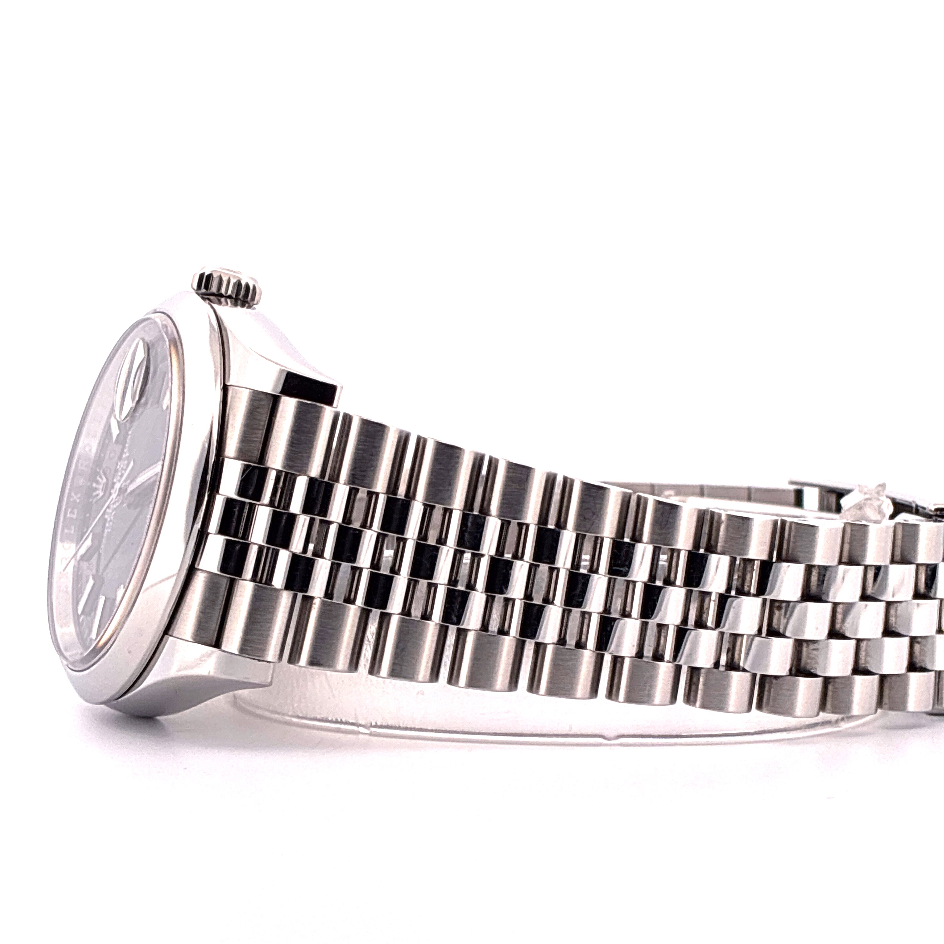 Rolex Datejust 36 von der Seite mit einem silbernen Jubilee-Armband und einem blauen Zifferblatt