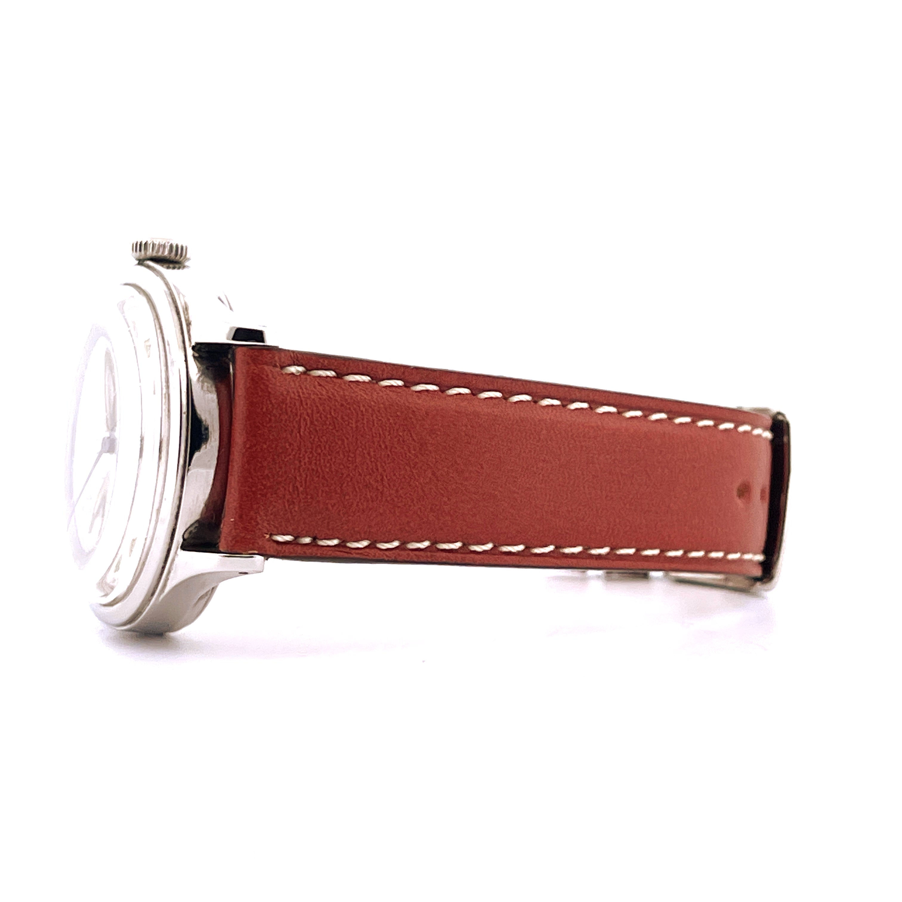 Omega Military 1944 Armband aus braunem Leder mit weißen Nähten und Stahlgehäuse im Detail