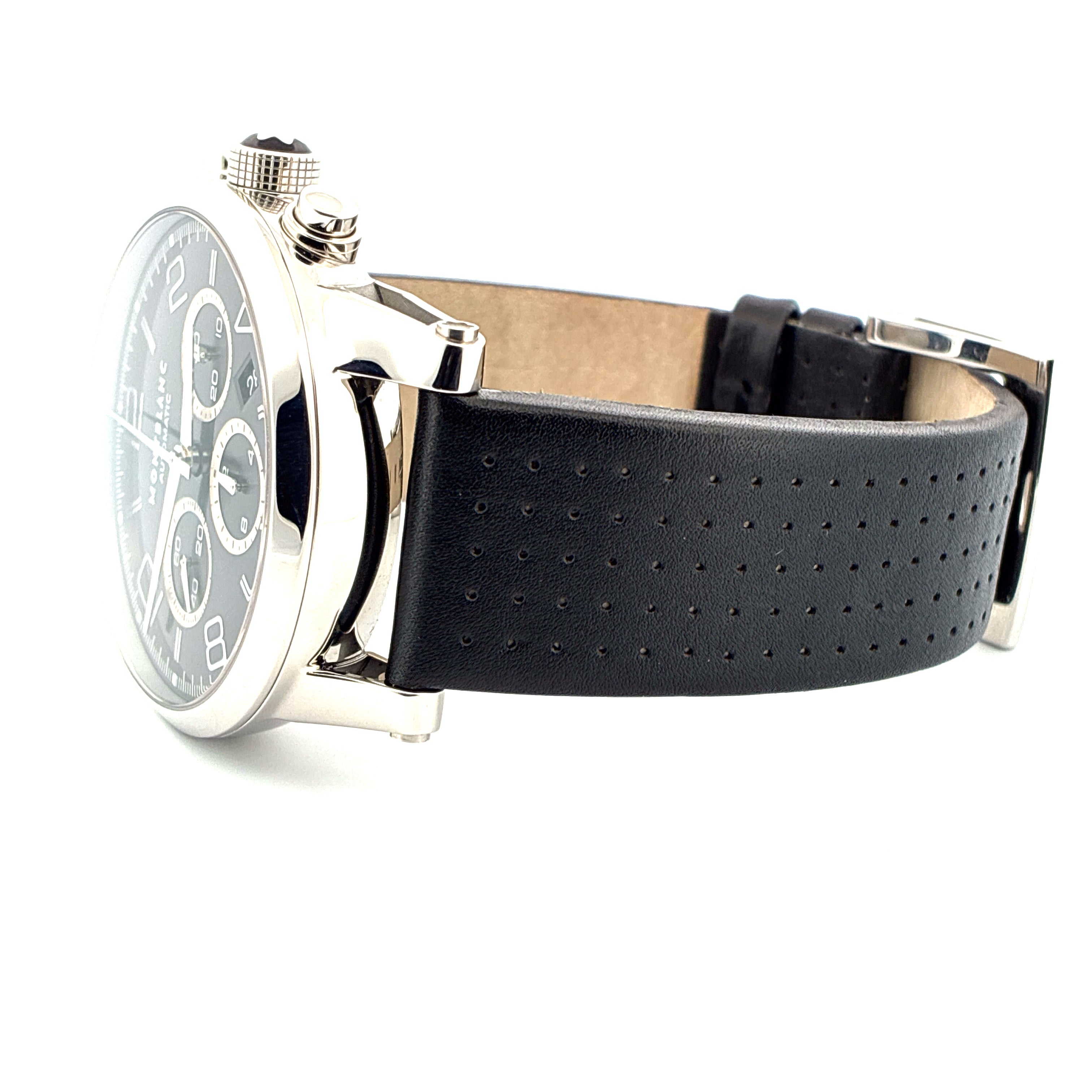 Montblanc Timewalker Chronograph Edelstahl mit schwarzem perforiertem Lederarmband Seitenansicht auf weißem Hintergrund
