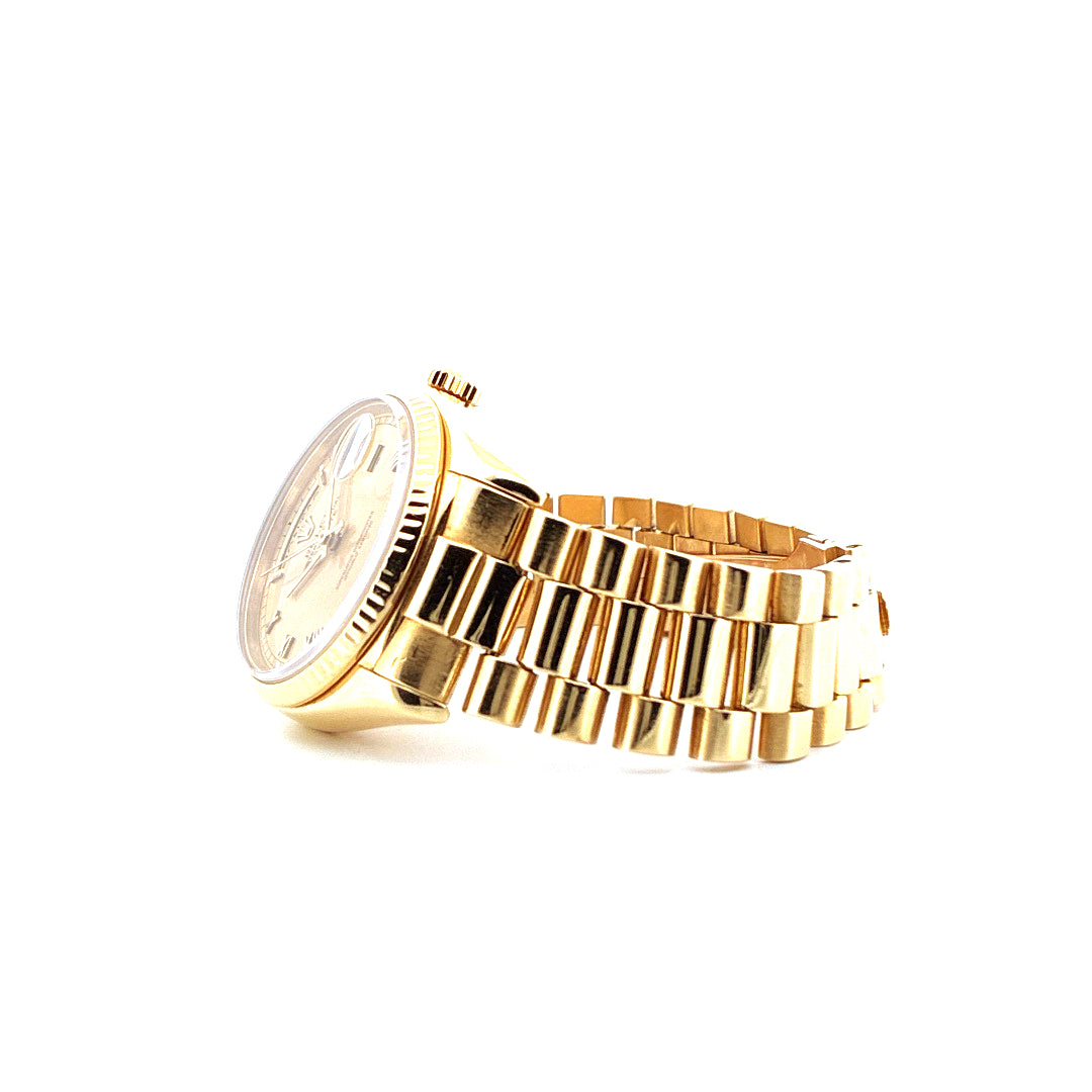 Rolex Day-Date 36mm Gelbgold auf weissem Hintergrund, Seitenansicht des Armbands