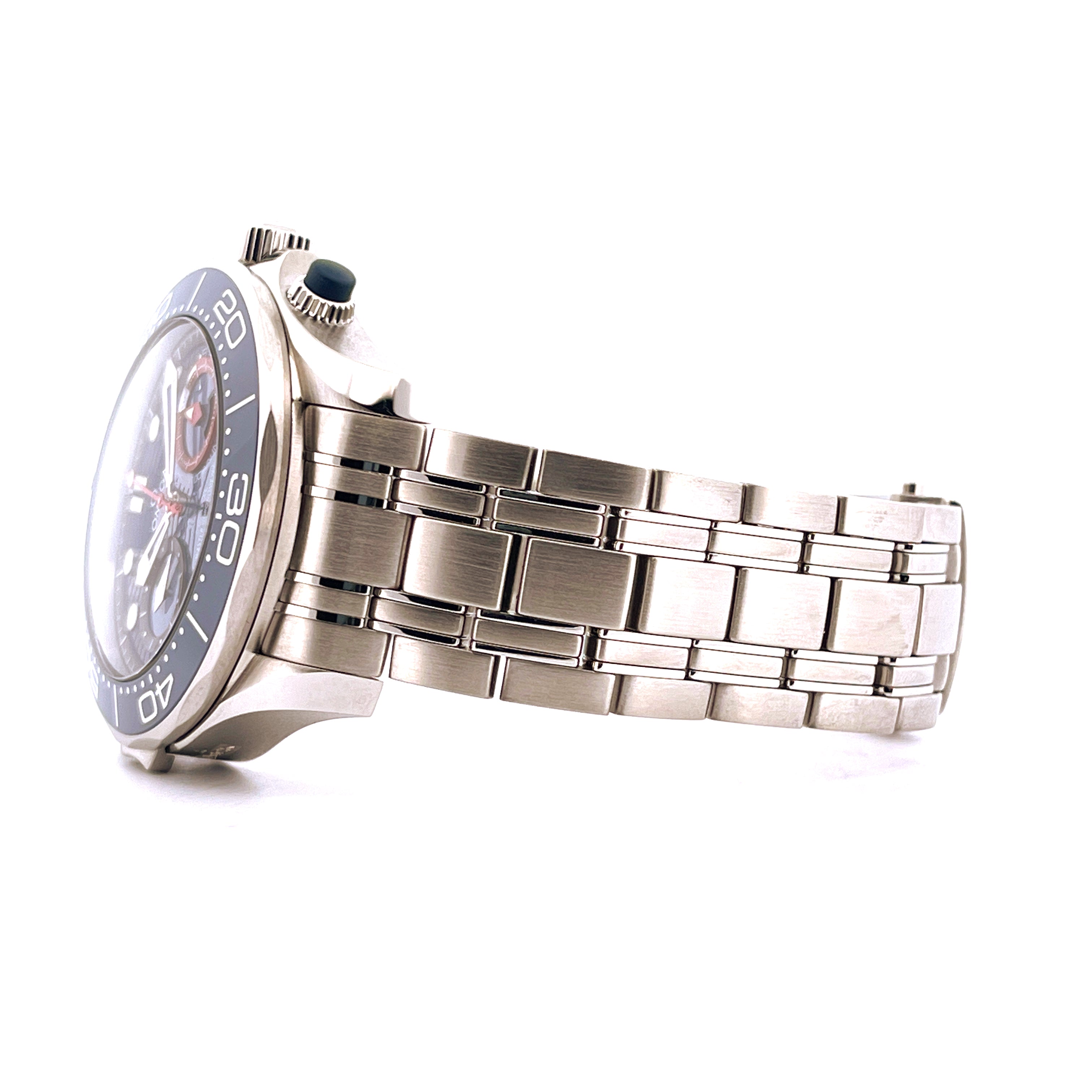 Seitenansicht einer Omega Seamaster Diver 300m Automatik mit Stahlgehäuse und Armband vor weißem Hintergrund