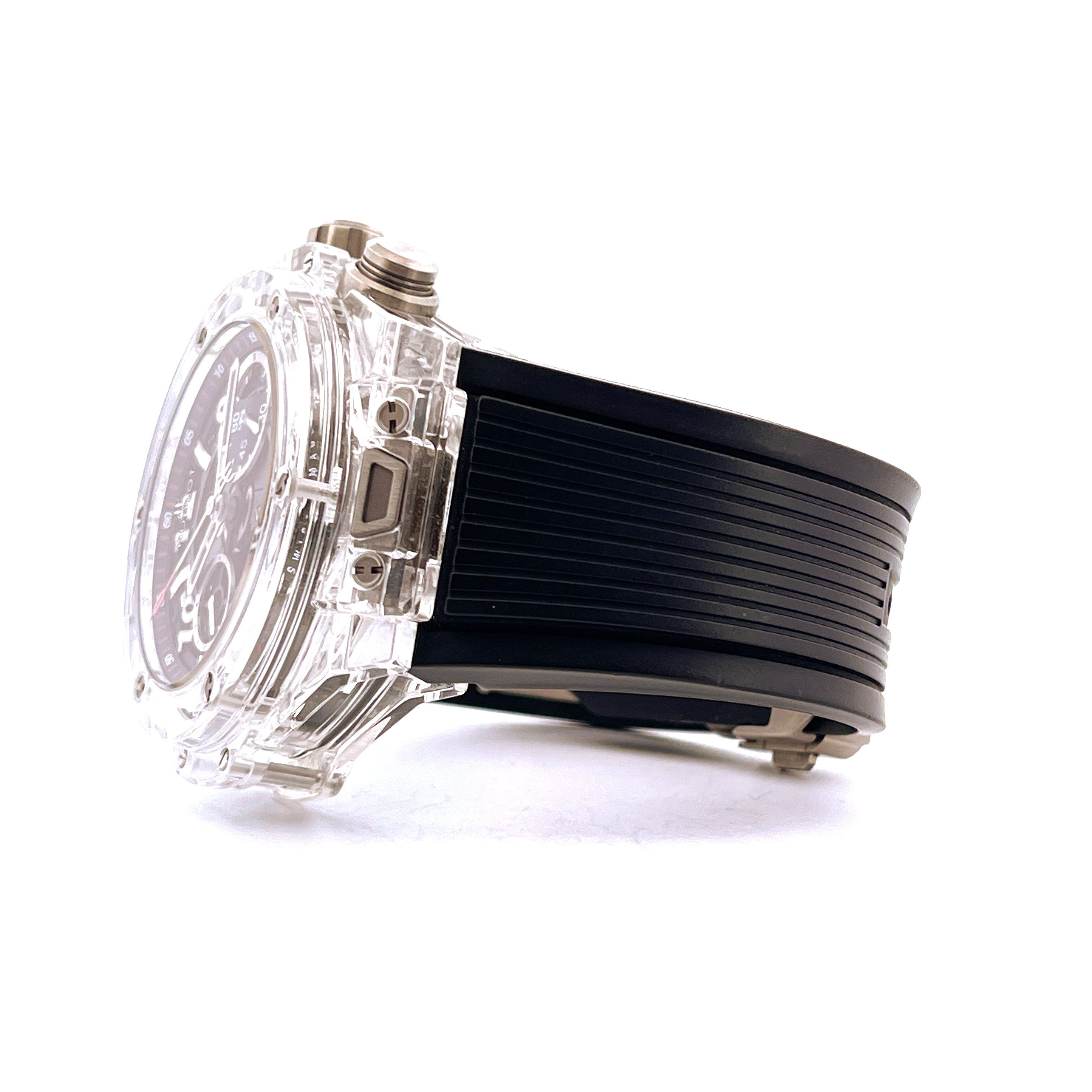 Hublot Big Bang Unico Magic Sapphire: Seitenansicht einer transparenten Saphirglas-Uhr mit schwarzem Kautschukarmband