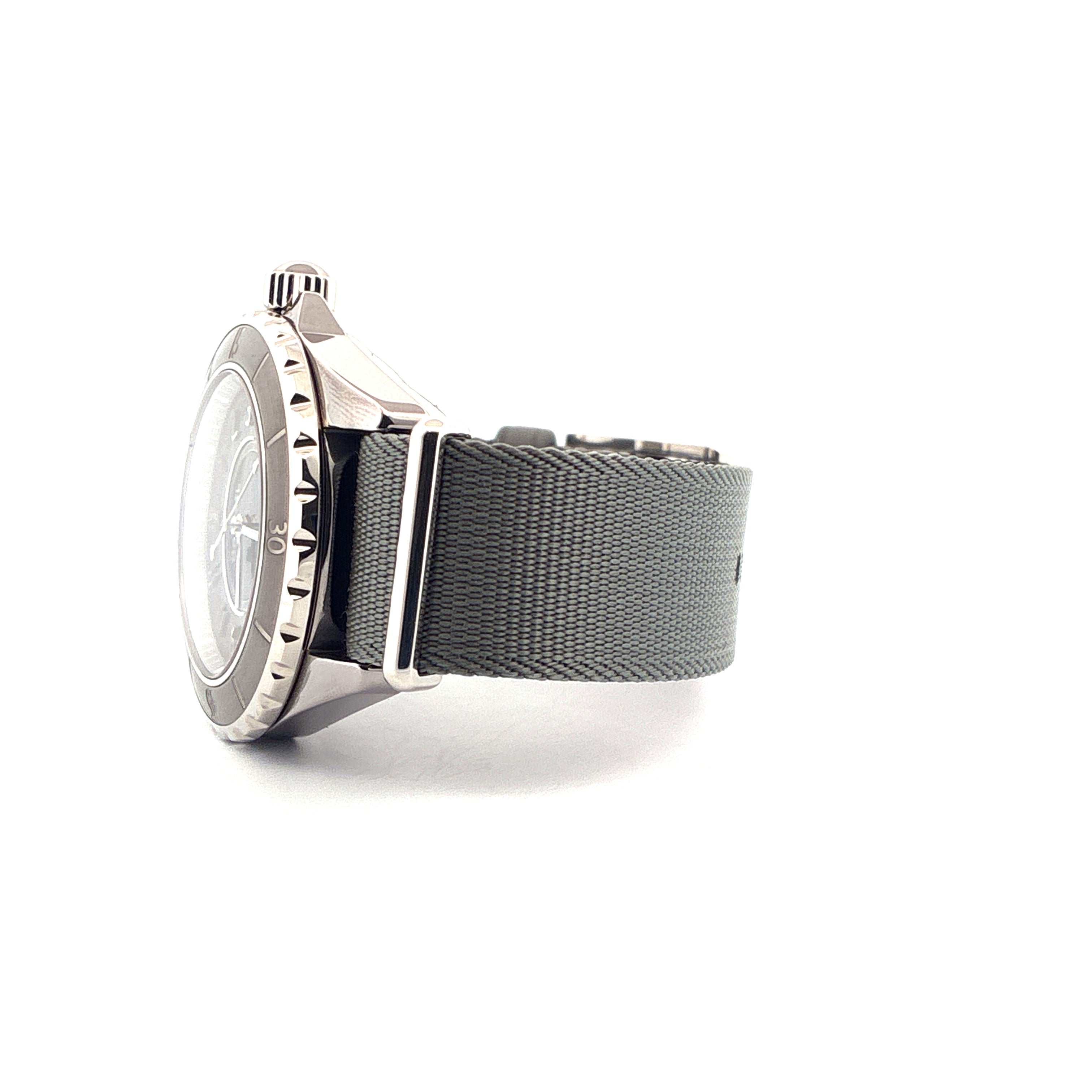 Chanel J12-g10 im Seitenprofil mit grauem Nato-Armband vor weißem Hintergrund