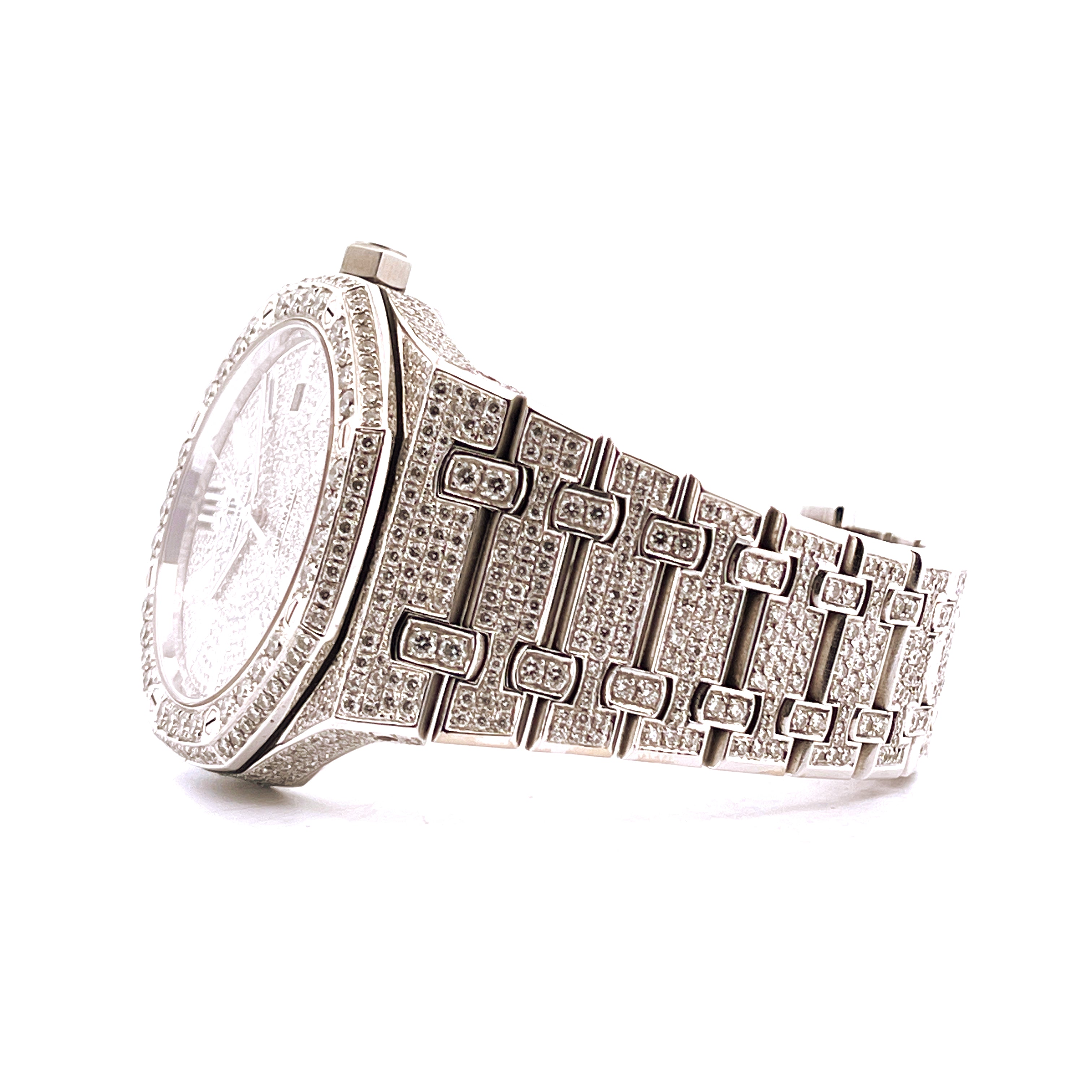 Audemars Piguet Royal Oak 15400ST iced out im Seitenprofil mit diamantbesetztem Edelstahlgehäuse und Armband