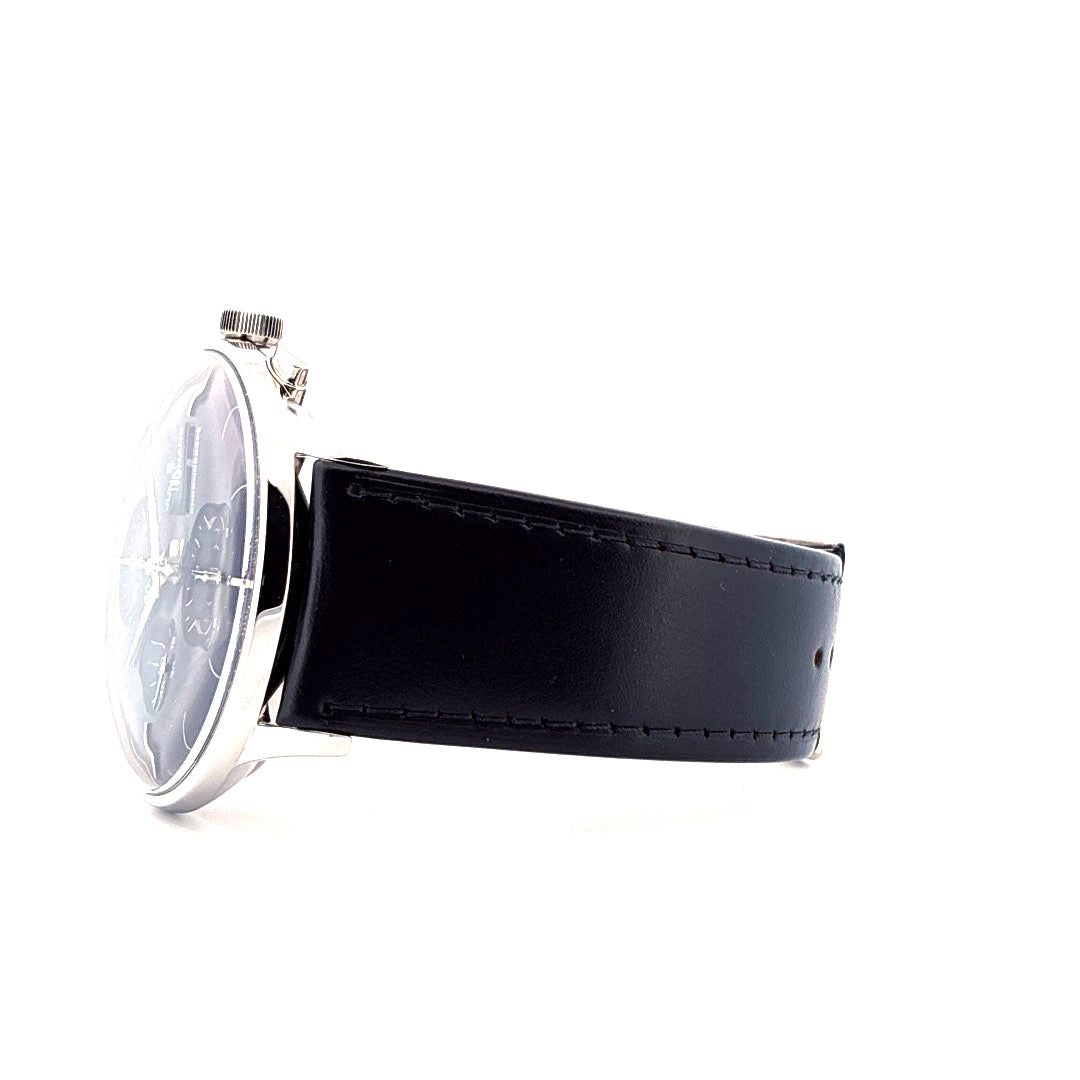 Junghans Meister Chronoscope Seitenansicht mit schwarzem Lederarmband auf weissem Hintergrund