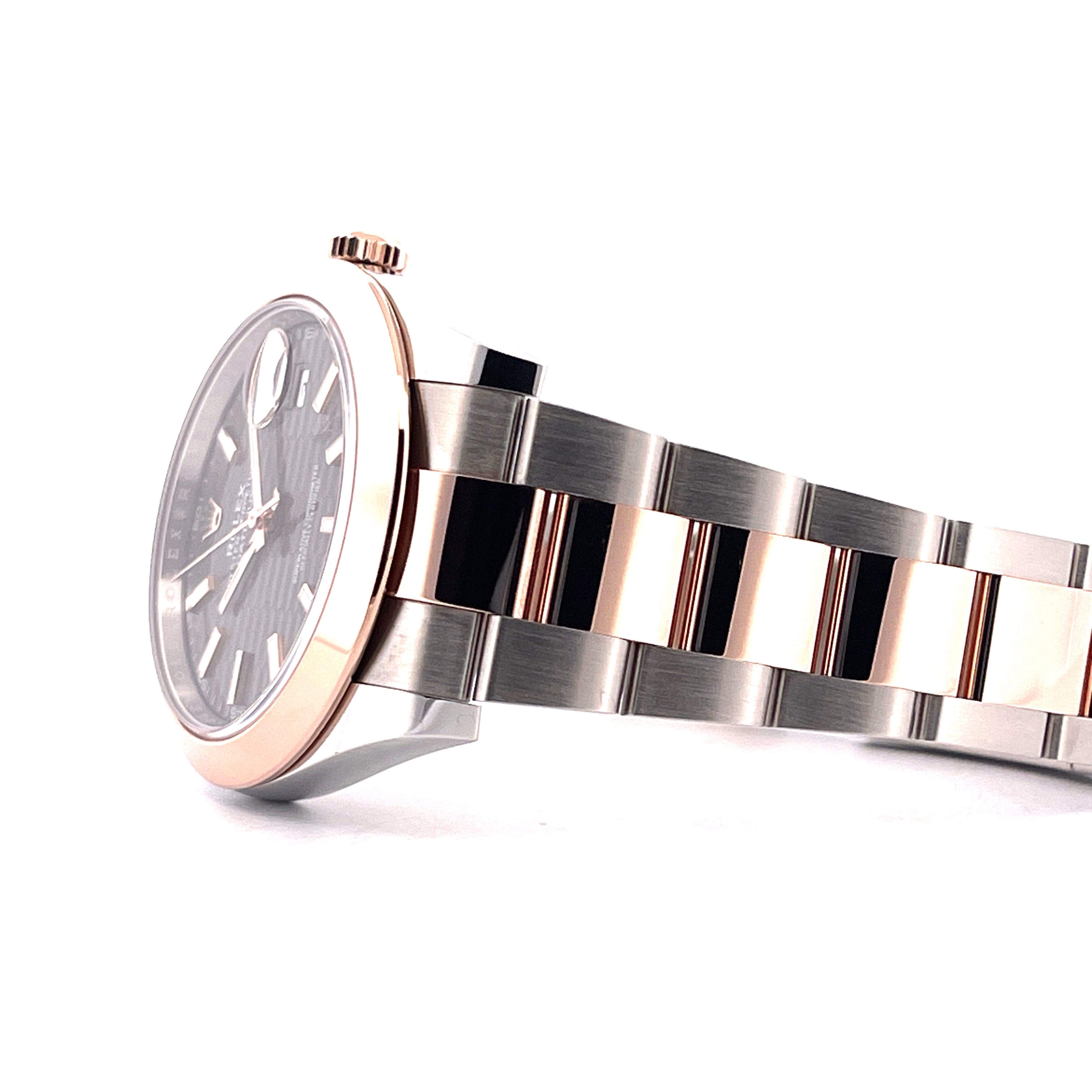 Rolex Datejust 41 Honeycomb Dial im Detail aus seitlicher Perspektive mit Stahl- und Goldarmband