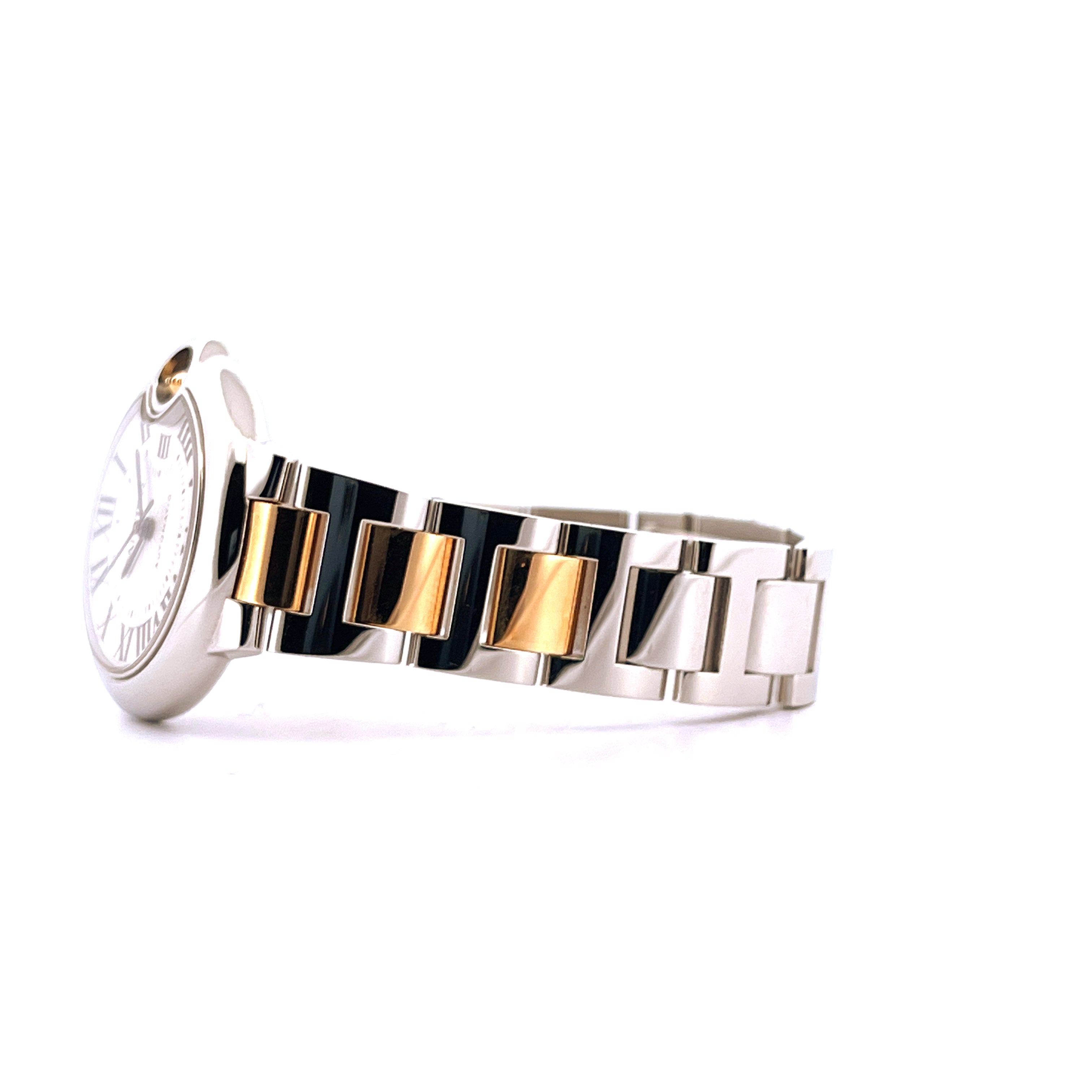 Seitenansicht einer Cartier Ballon Bleu 33mm aus Stahl und Gold mit kontrastierendem Gliederarmband auf weißem Hintergrund