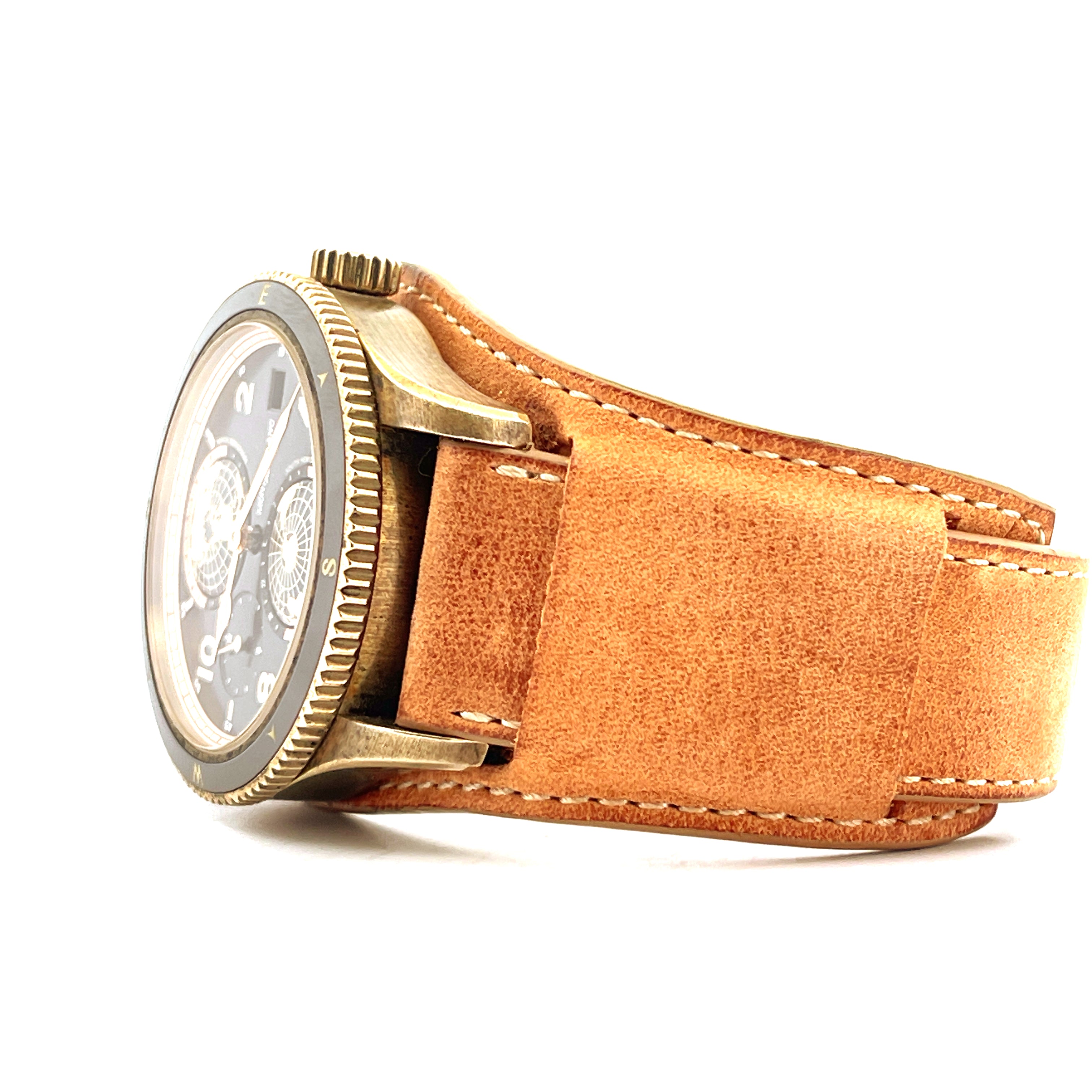 Seitenansicht einer Montblanc 1858 Geosphere Limited Edition Uhr mit Bronzegeschroten und braunem Lederarmband