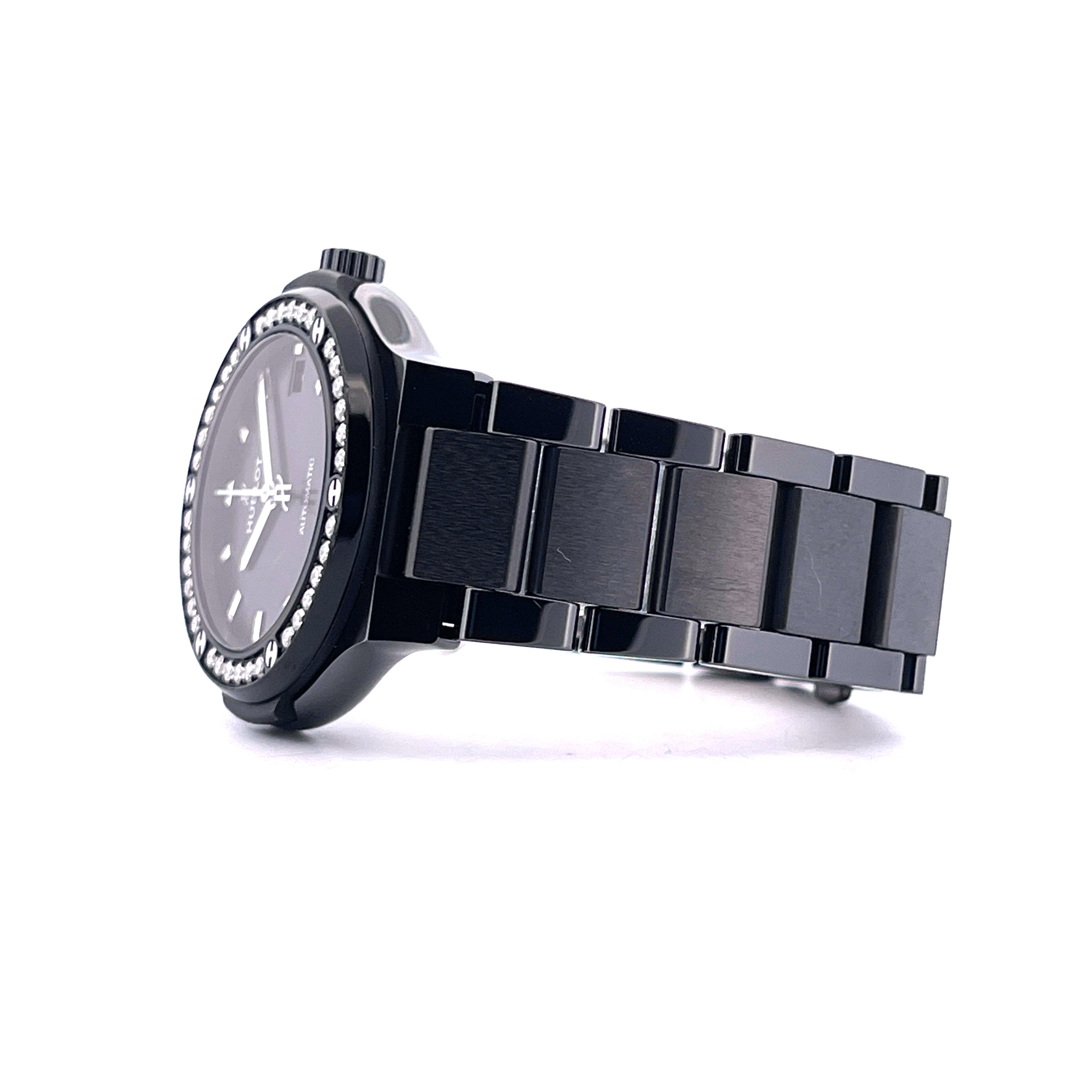Hublot Classic Fusion Black Magic Diamonds 38mm Keramik auf weißem Hintergrund mit glitzernder Lünette und schwarzem Glied…