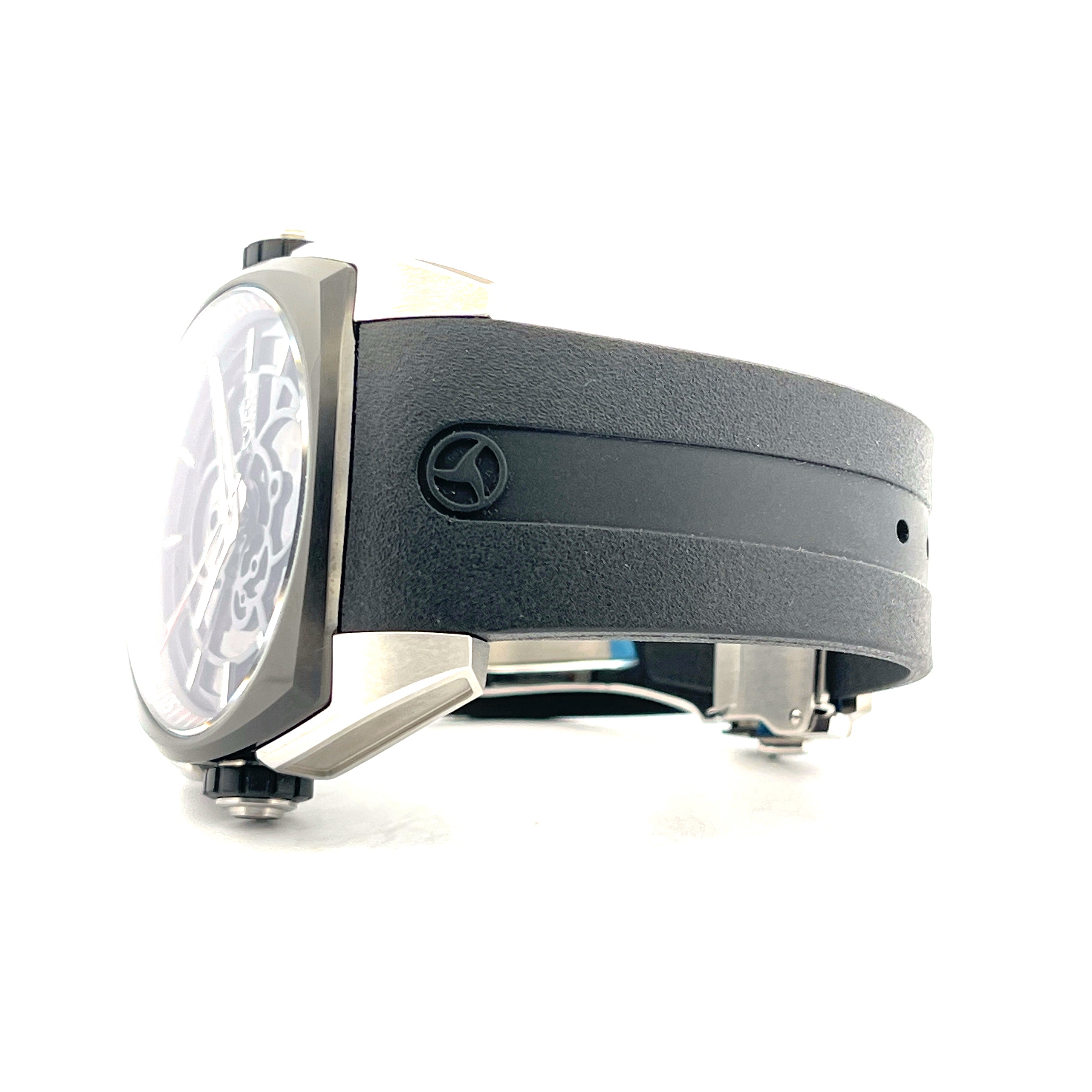 Cyrus Klepcys Solo Tempo: Seitenansicht einer neuen Herrenuhr mit schwarzem Armband aus Gummi und Stahlgehäuse
