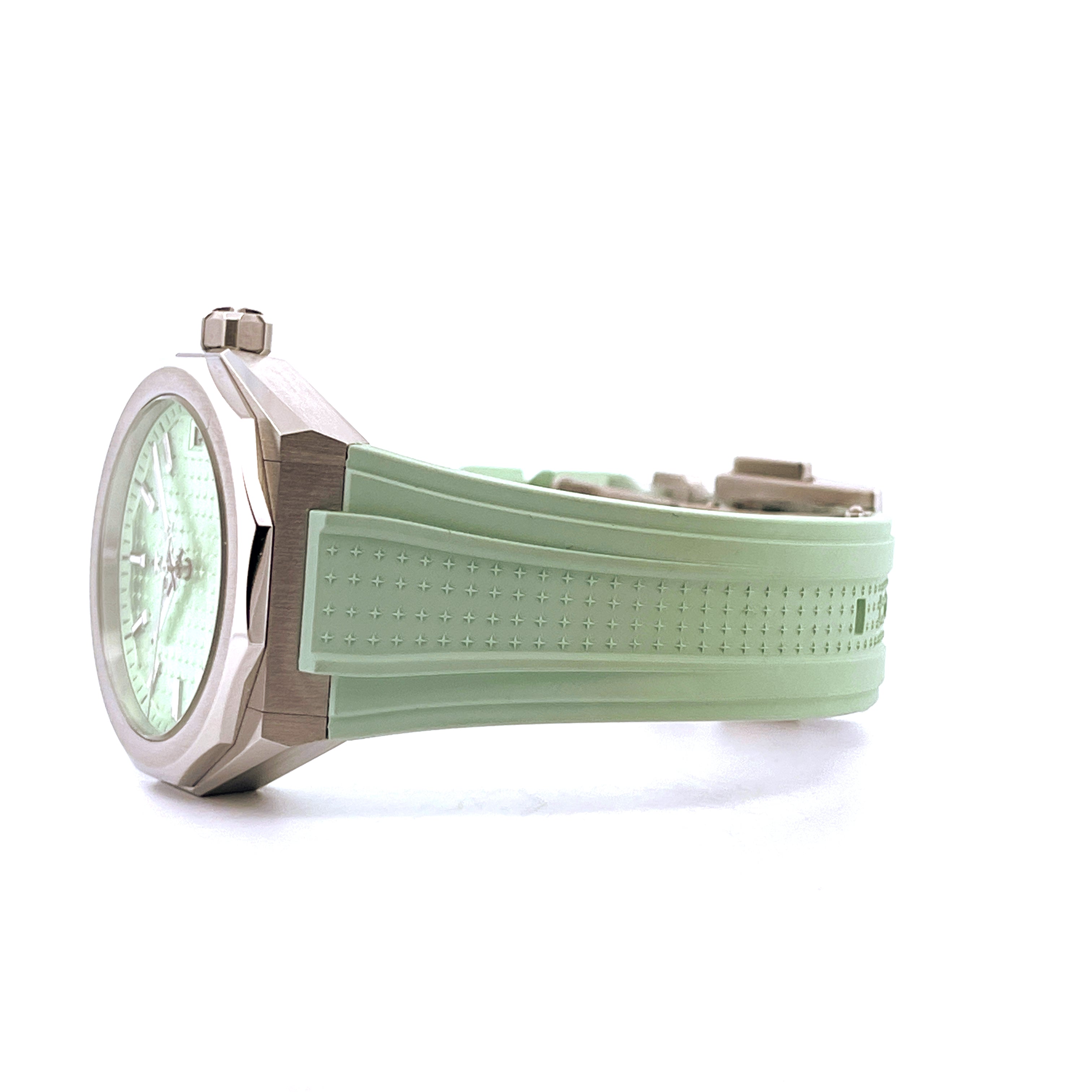 Seitenansicht der Zenith Defy Skyline Green mit Edelstahlgehäuse und hellgrünem Armband auf weißem Hintergrund