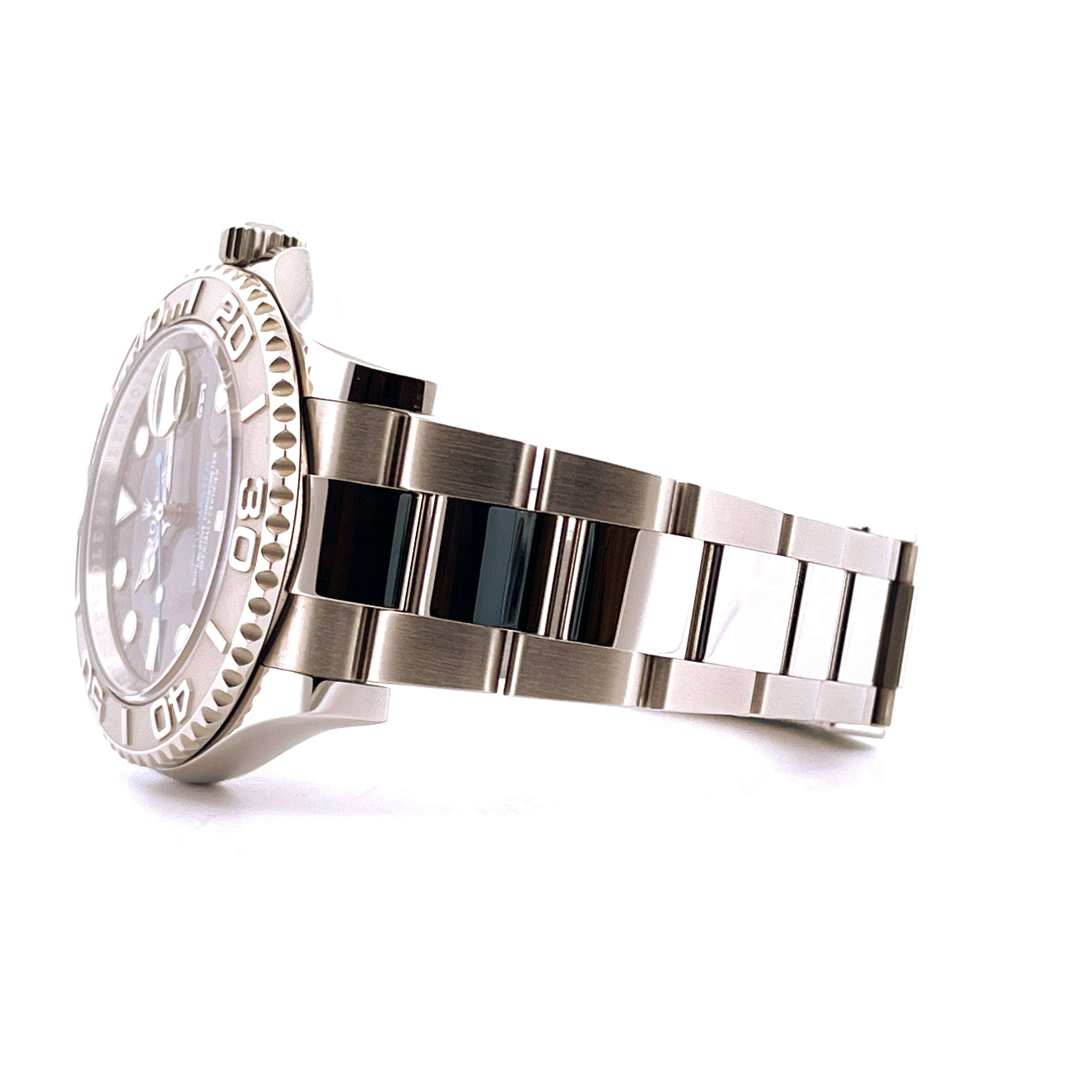 Rolex Yacht-Master 40 Rhodium Seitenansicht aus Edelstahl mit Automatikwerk auf weißem Hintergrund