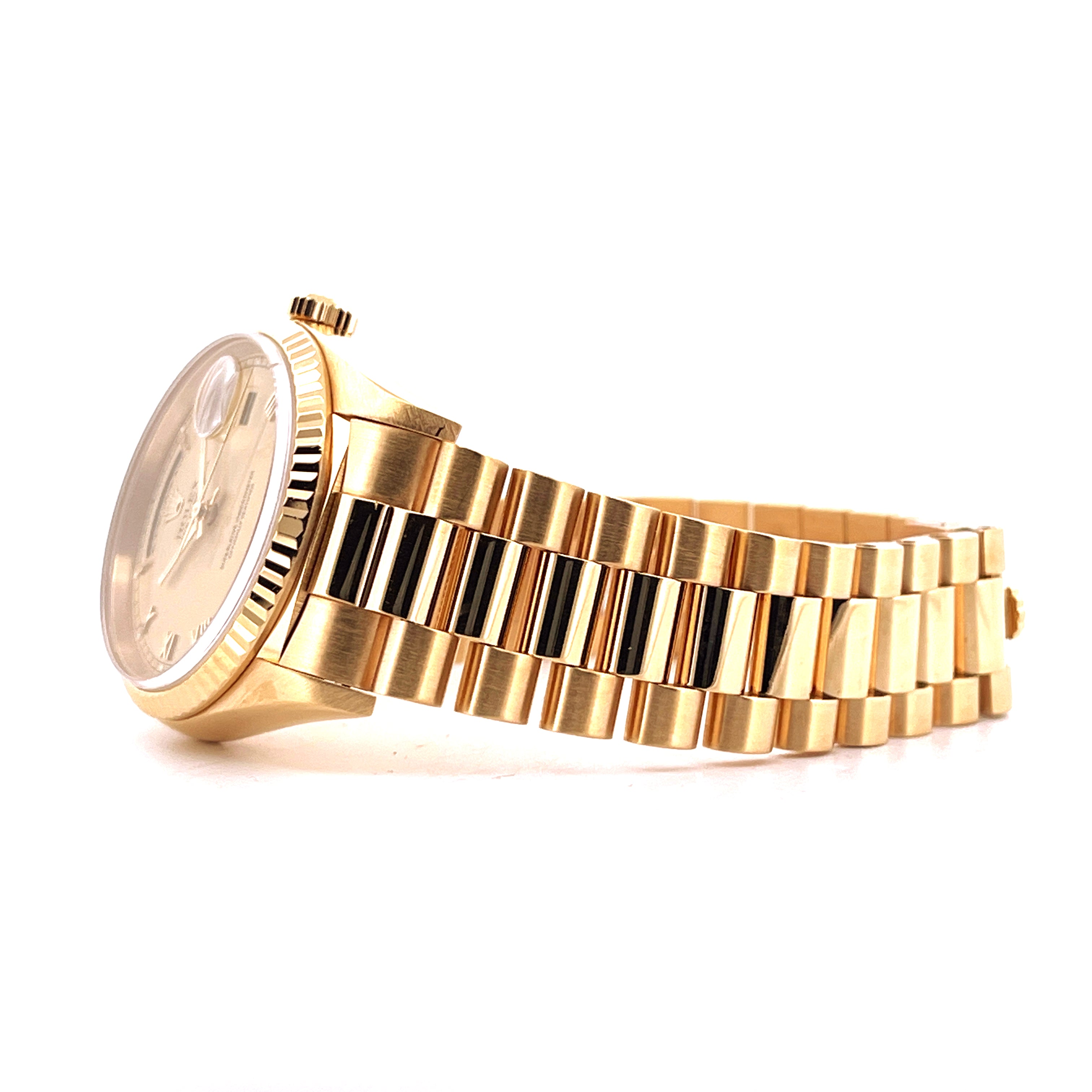 Rolex Day-Date 36 Gelbgold Uhr in Seitenansicht mit goldfarbenem Armband und römischen Ziffern auf weißem Hintergrund