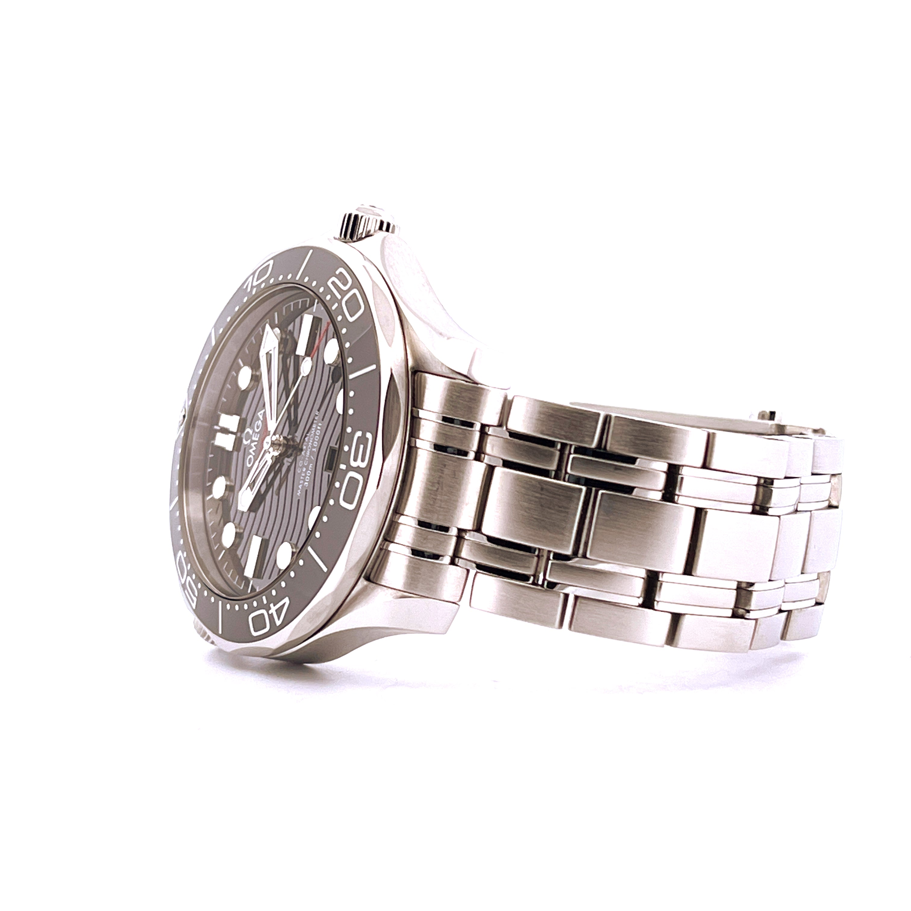 Omega Seamaster Diver 300 M aus Edelstahl im Seitenprofil auf weißem Hintergrund