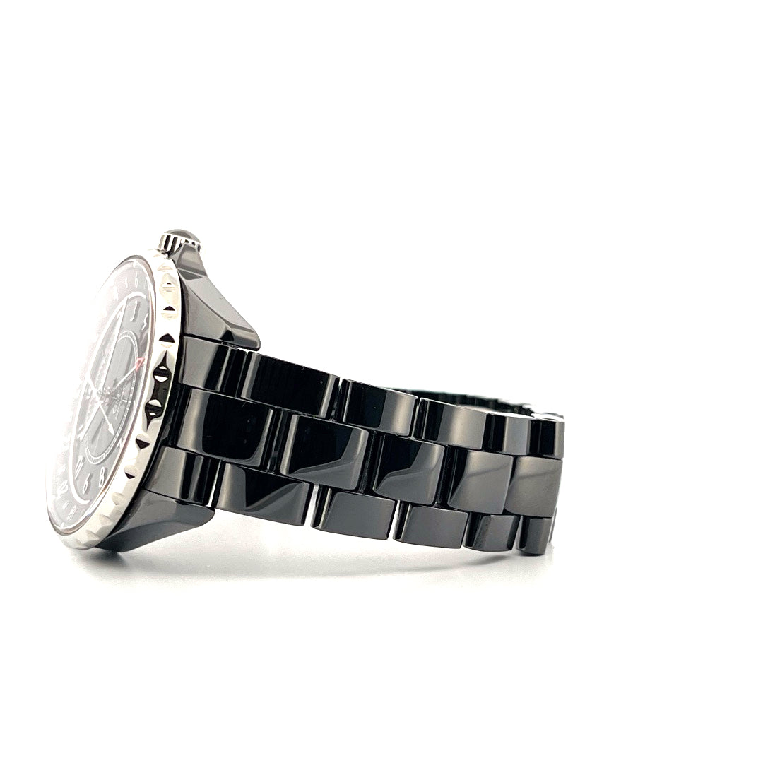 Seitliche Ansicht der neuen Chanel J12 GMT Keramik schwarz Automatik mit silberner Lünette und schwarzem Keramikarmband