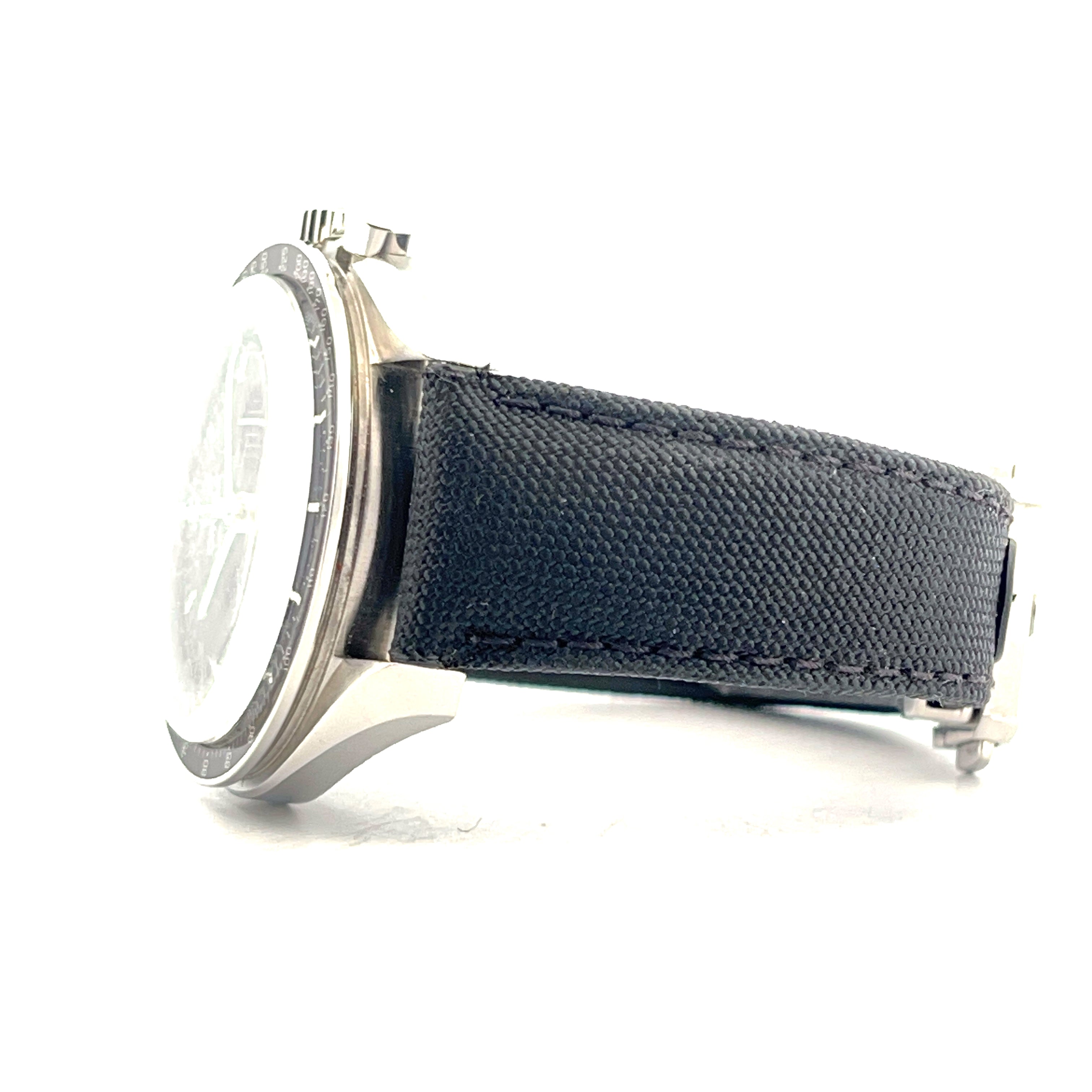 Omega Speedmaster Moonwatch Hesalit Nylon (2021) im Profil auf weißem Hintergrund, Edelstahlgehäuse, schwarzes Nylonarmband