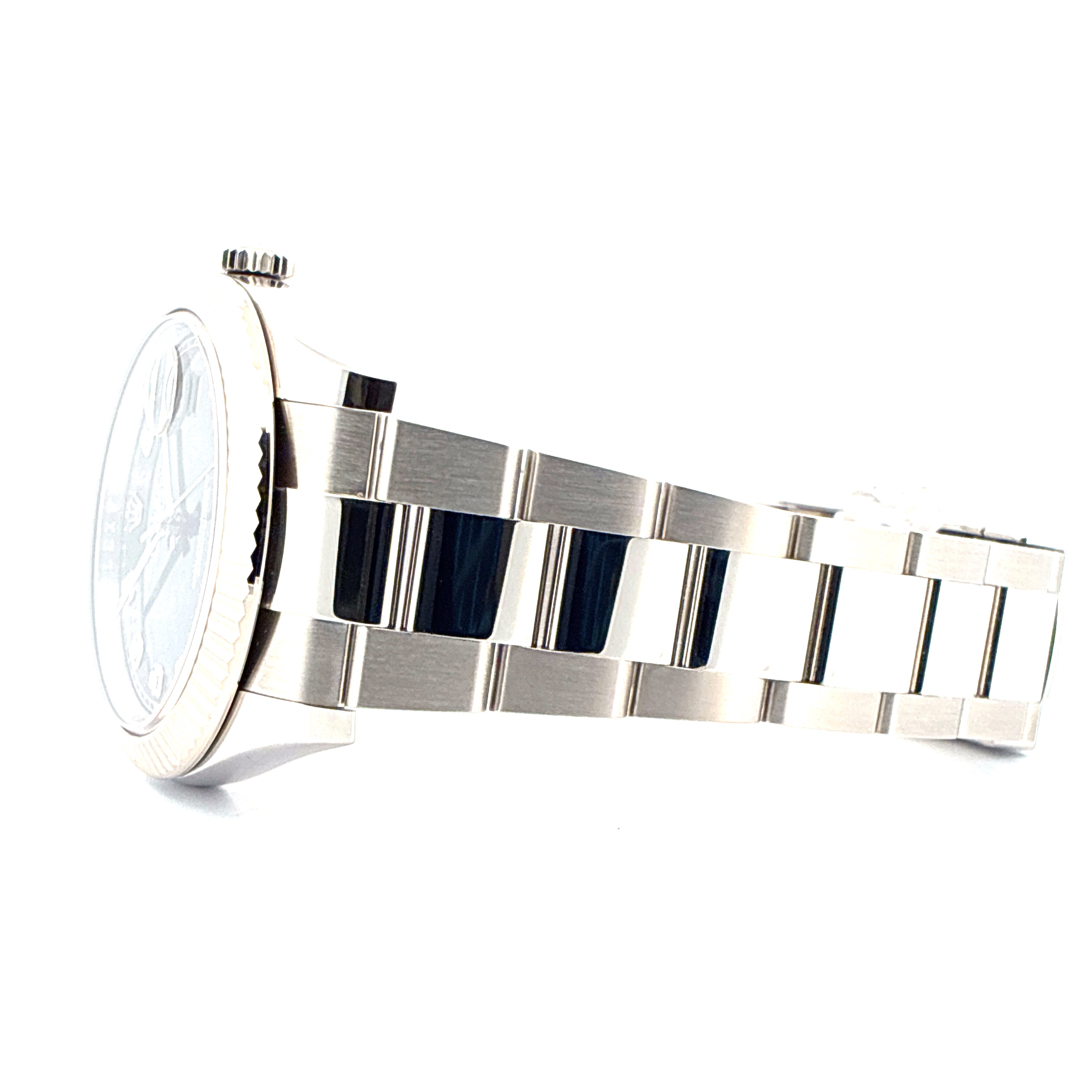 Rolex Datejust 41 Armband aus Stahl im seitlichen Profil auf weißem Hintergrund