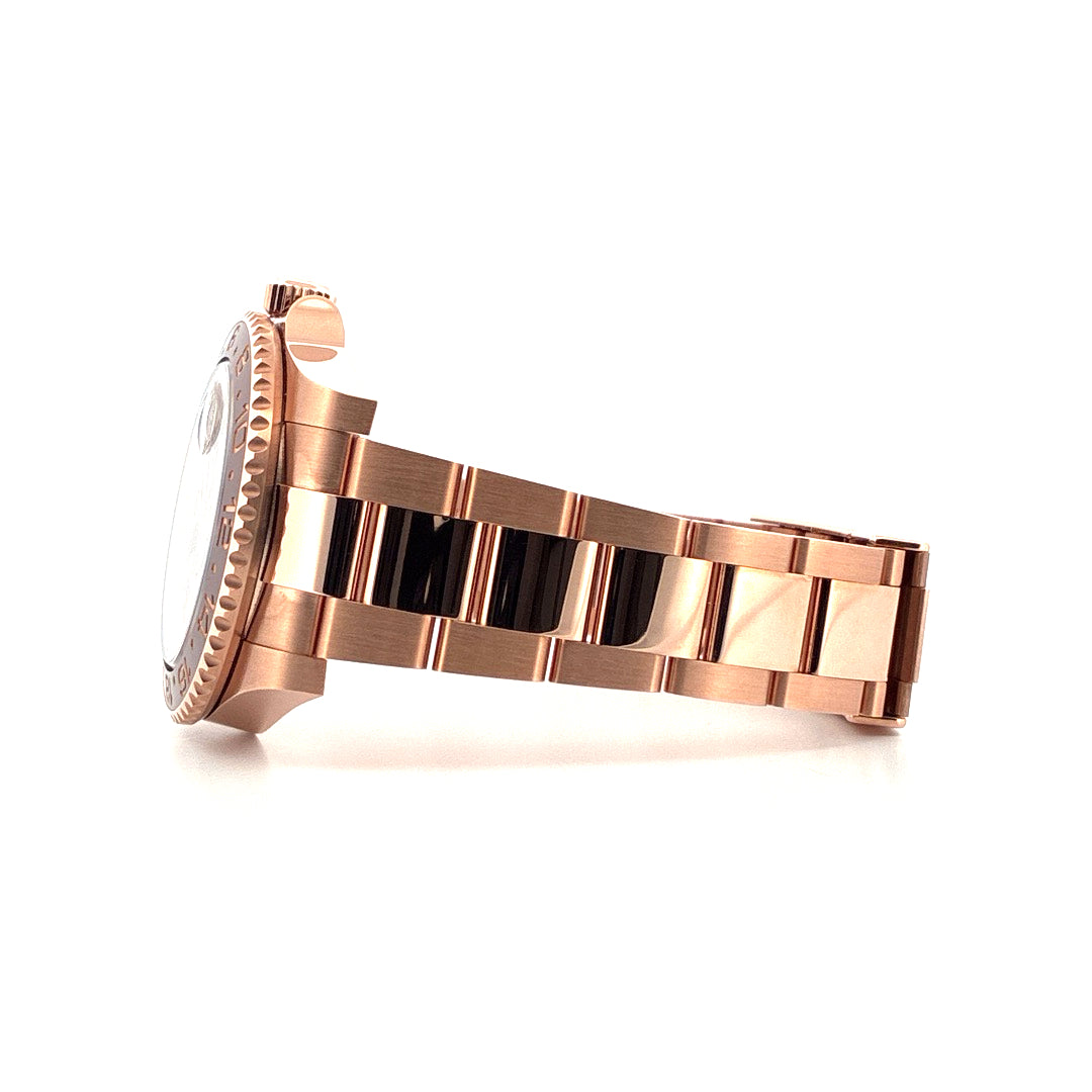 Rolex GMT-Master II Roségold 2022 Seitenansicht des Roségold-Gehäuses und Armbands mit polierten Gliedern