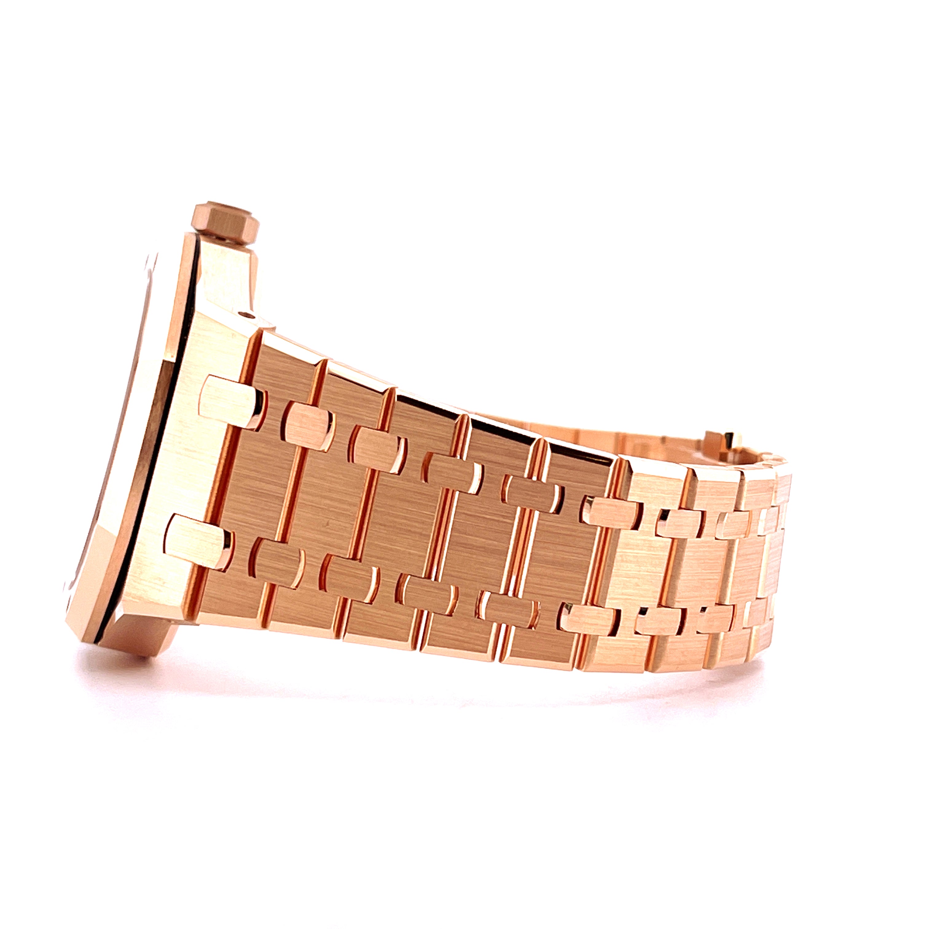 Seitenansicht einer Audemars Piguet Royal Oak 15510OR Roségold Uhr mit luxuriösem Metallarmband