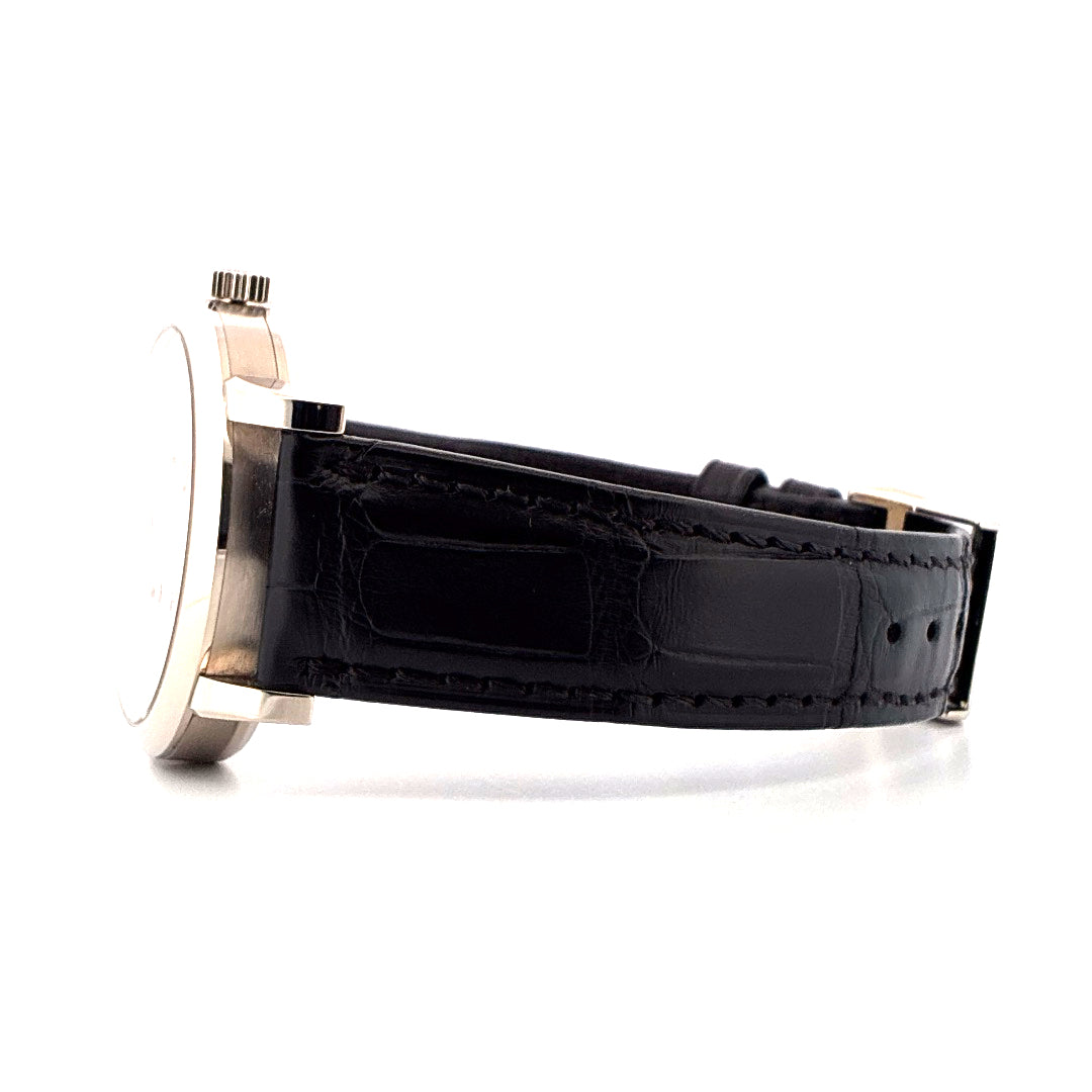A. Lange & Söhne Lange 1 Weißgold mit schwarzem Krokodillederarmband in Seitenansicht auf weißem Hintergrund