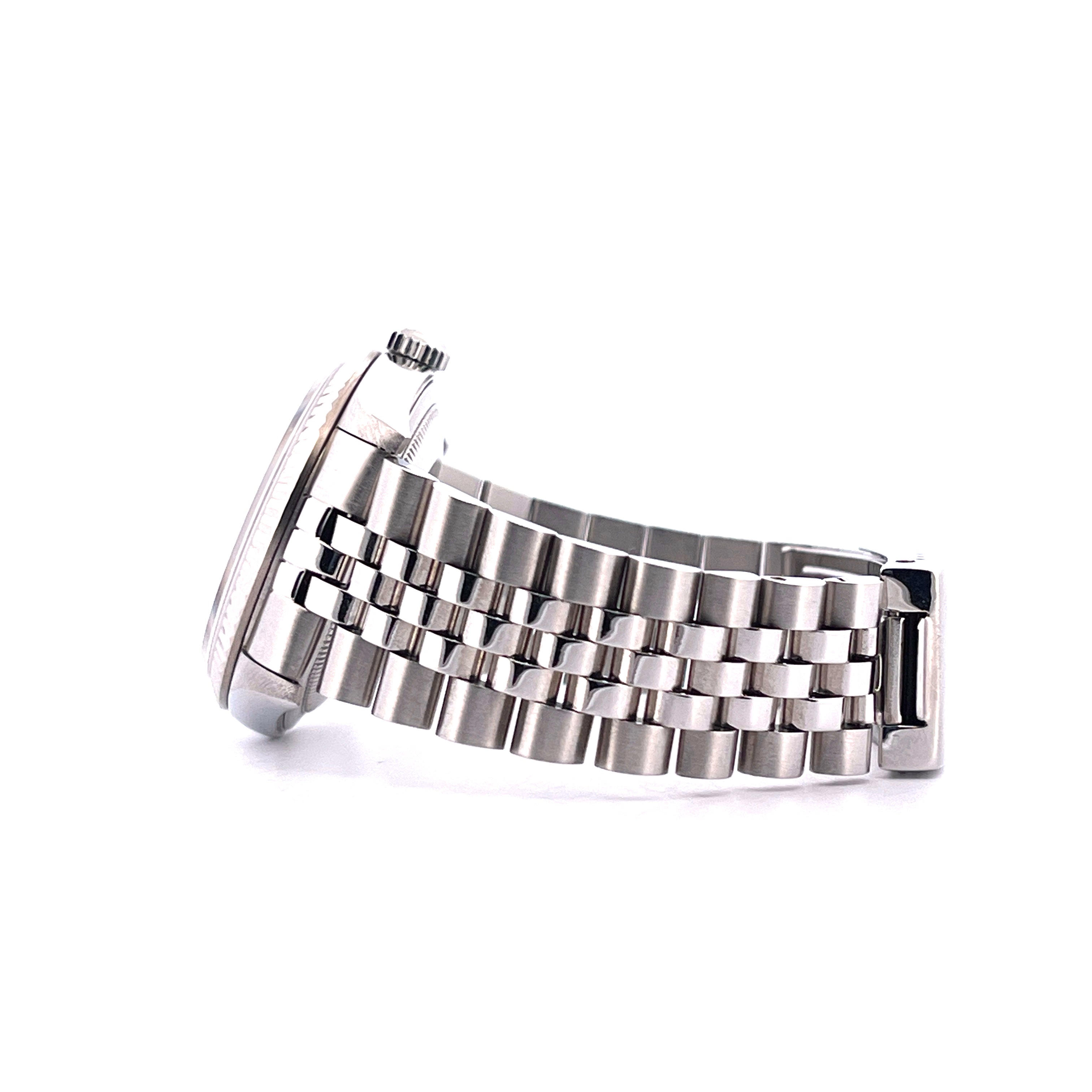 Seitenansicht einer Rolex Datejust 36 mit Edelstahlgehäuse und Jubilee-Armband vor weissem Hintergrund